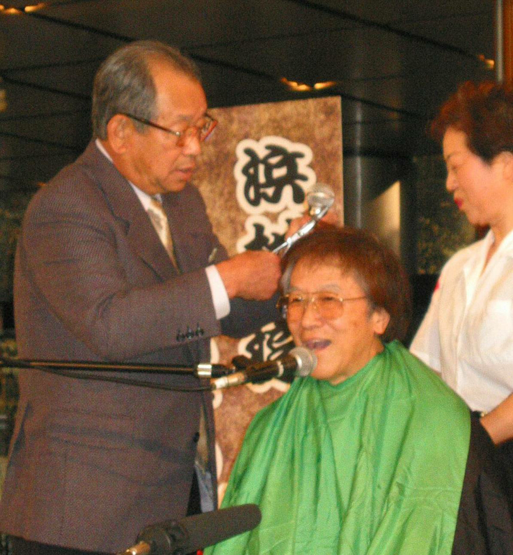 03年10月、阪神優勝を記念した「日本一の散髪式」で浜村淳（右）の髪の毛にハサミを入れる吉田義男さん