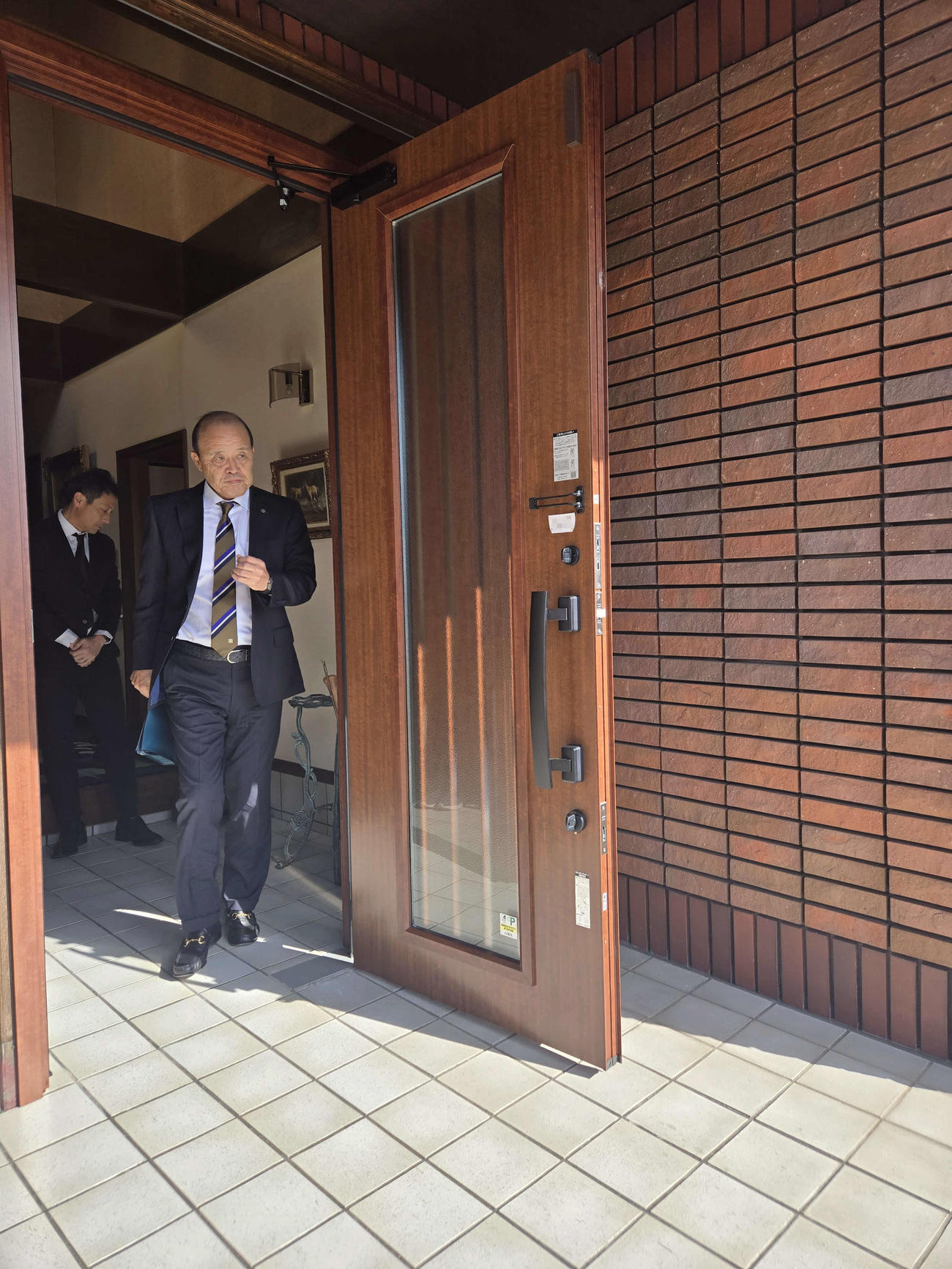 故・吉田義男さんの自宅を弔問した阪神岡田彰布顧問（撮影・寺尾博和）