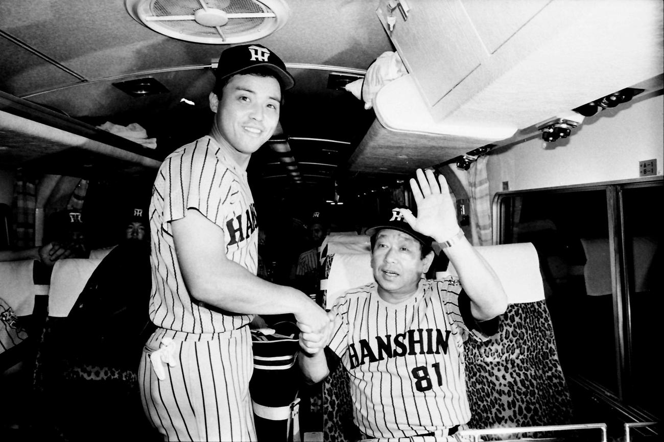 85年9月、大洋戦後、吉田義男監督（右）と握手する岡田