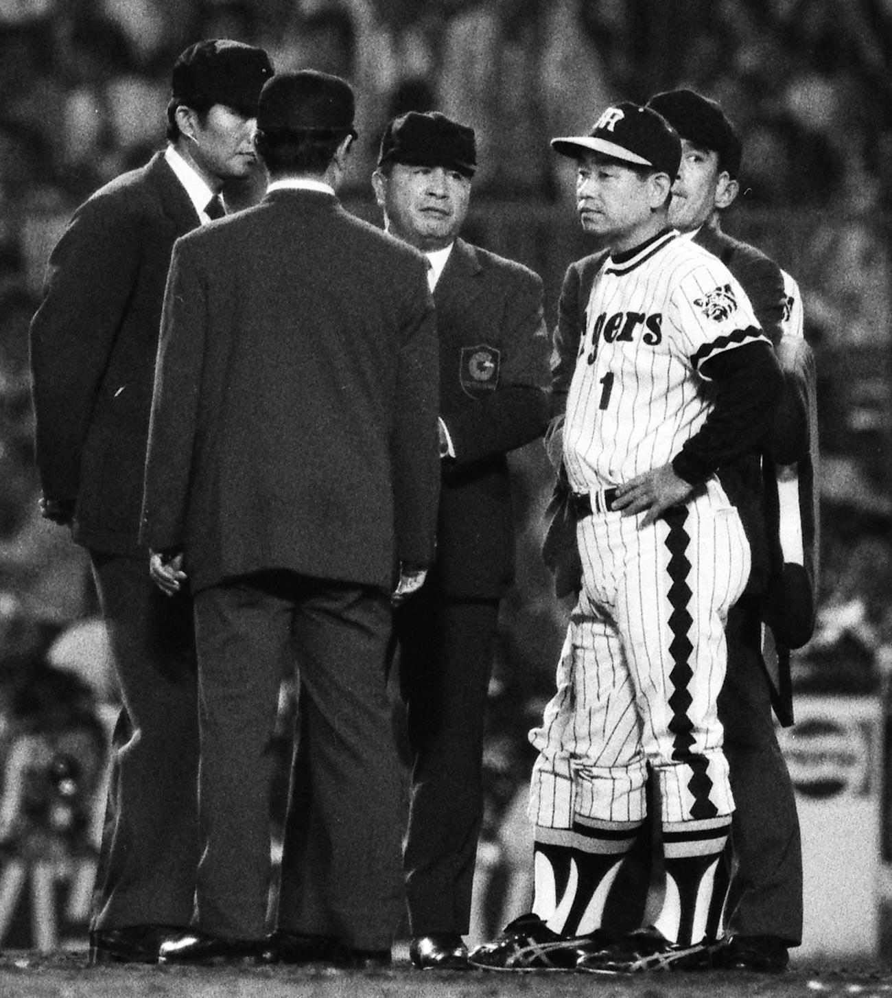 1977年、阪神対巨人　審判団に抗議する吉田義男監督