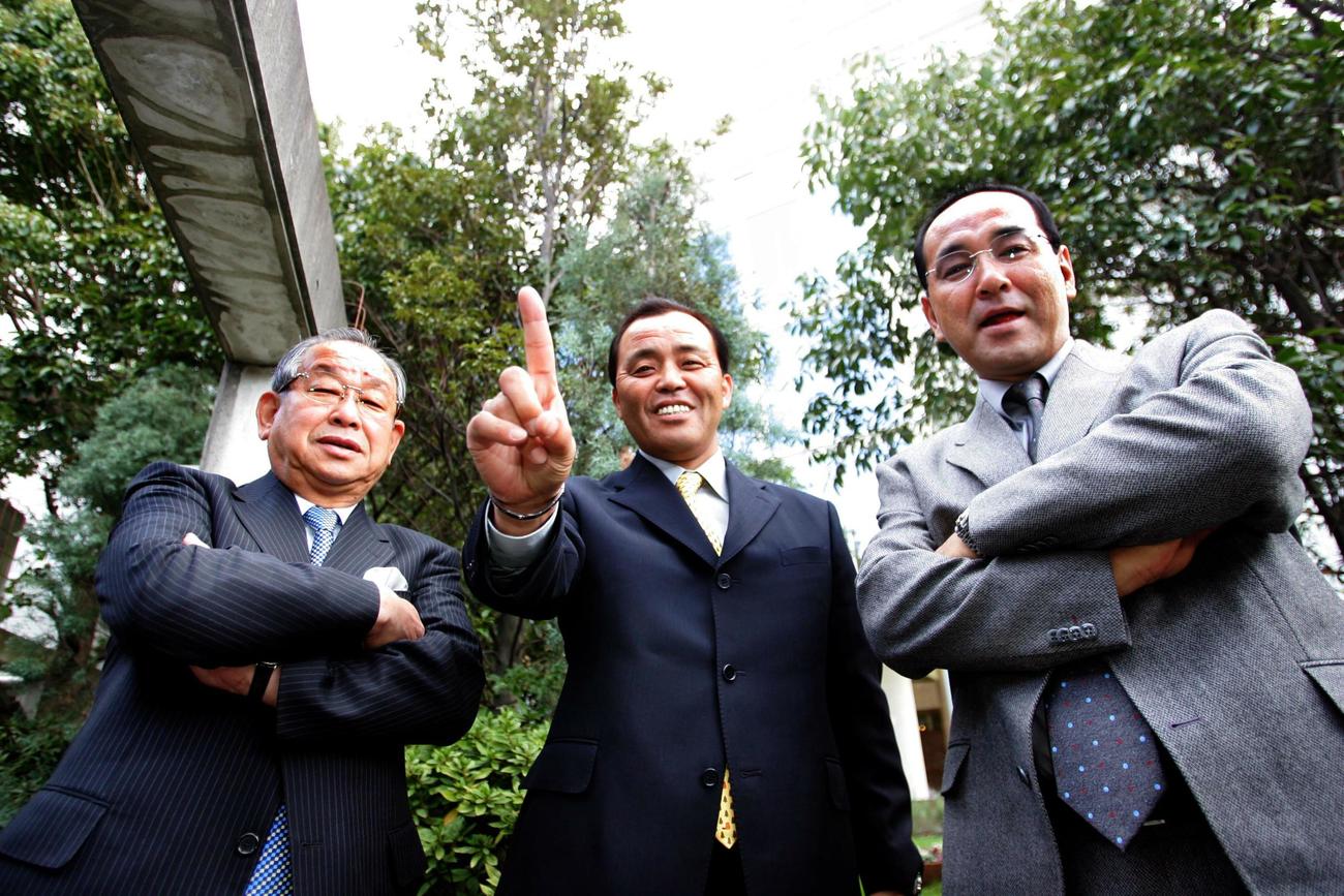 05年12月、V2は当然、目指すは日本一！と力強くポーズをとる岡田監督と、太鼓判を押す吉田義氏（左）木戸克彦氏