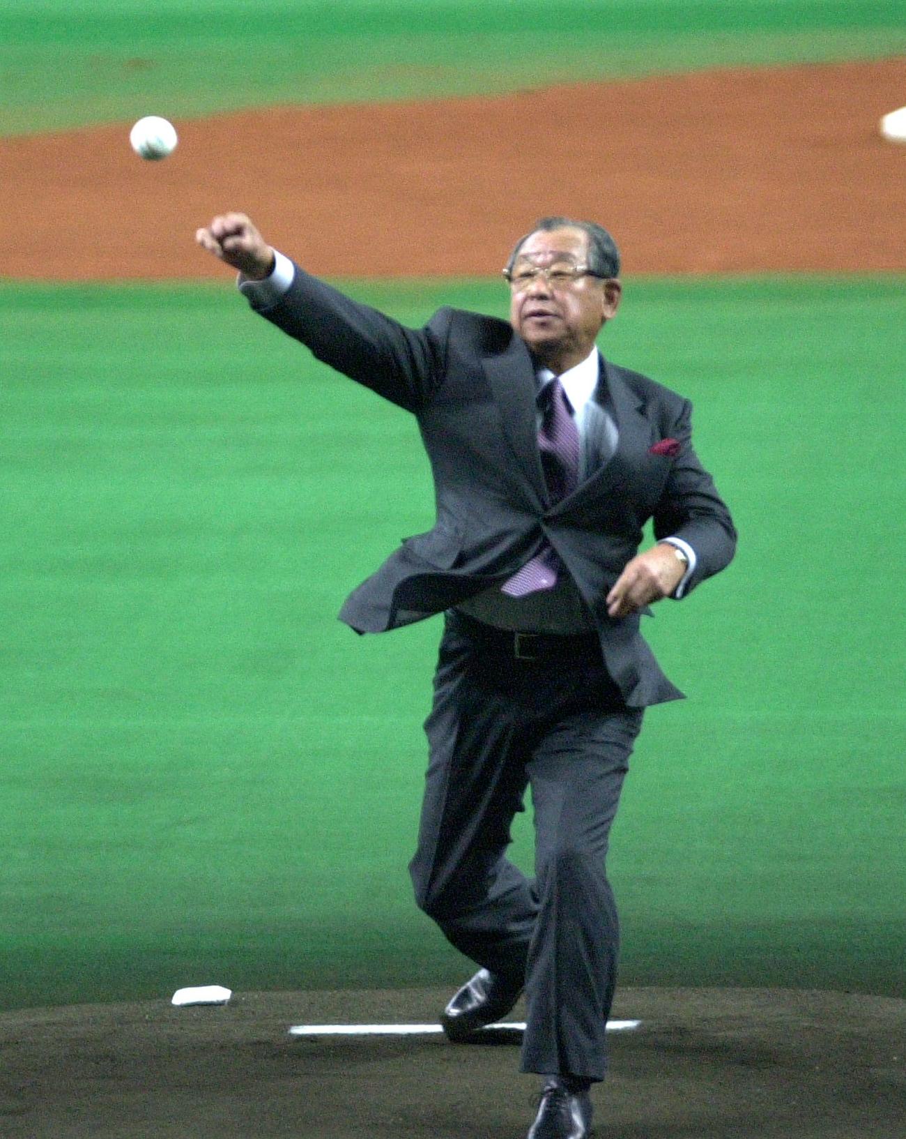 2002年11月、日米野球第3戦　始球式を務めた吉田義男さん