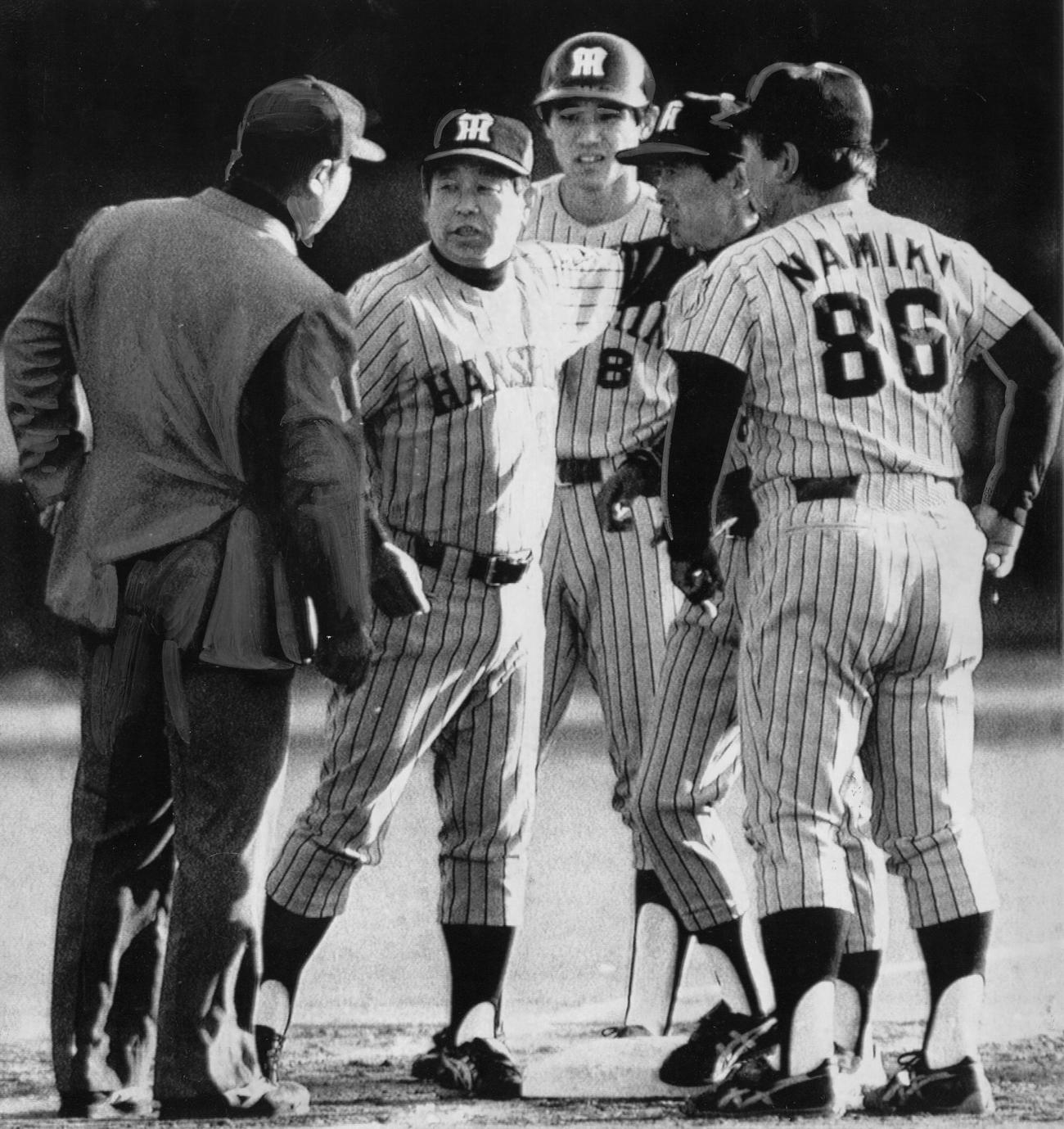 1985年10月27日、1985年日本シリーズ第2戦　阪神対西武　9回、斉田一塁塁審に抗議する阪神・吉田義男監督