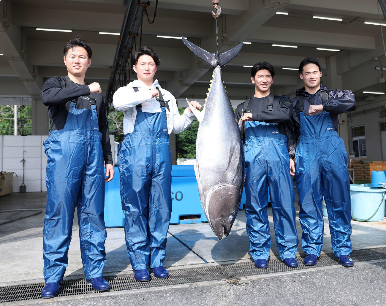 クロマグロと写真に納まる、左から、DeNA若松、竹田、篠木、加藤（撮影・鈴木正人）