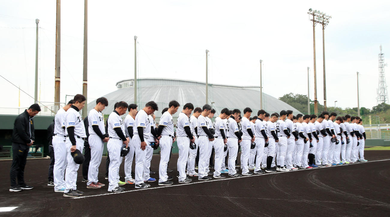 練習前に黙とうする平田2軍監督らナイン（撮影・加藤哉）