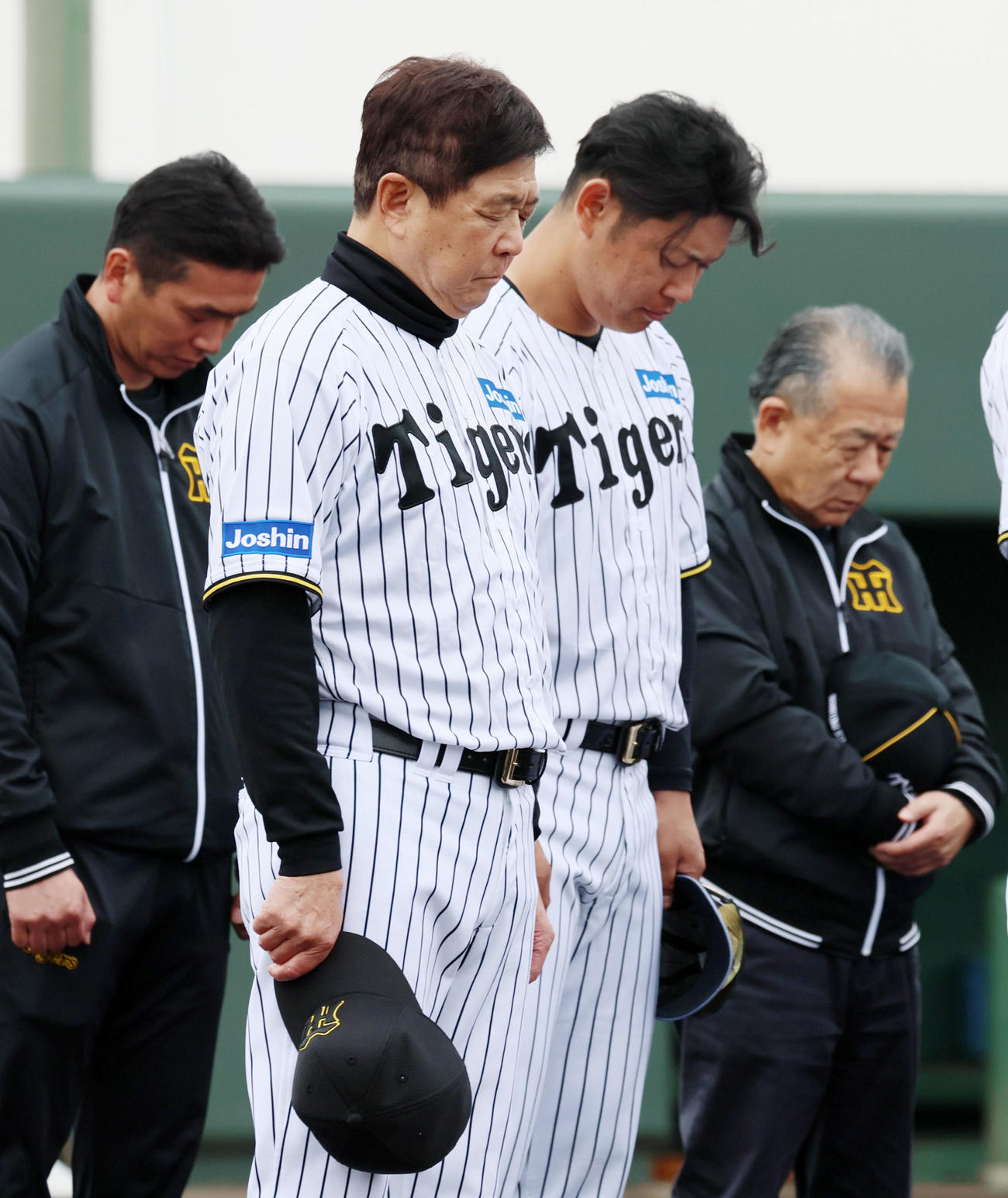 練習前に黙とうする平田2軍監督らナイン。右は原口（撮影・加藤哉）