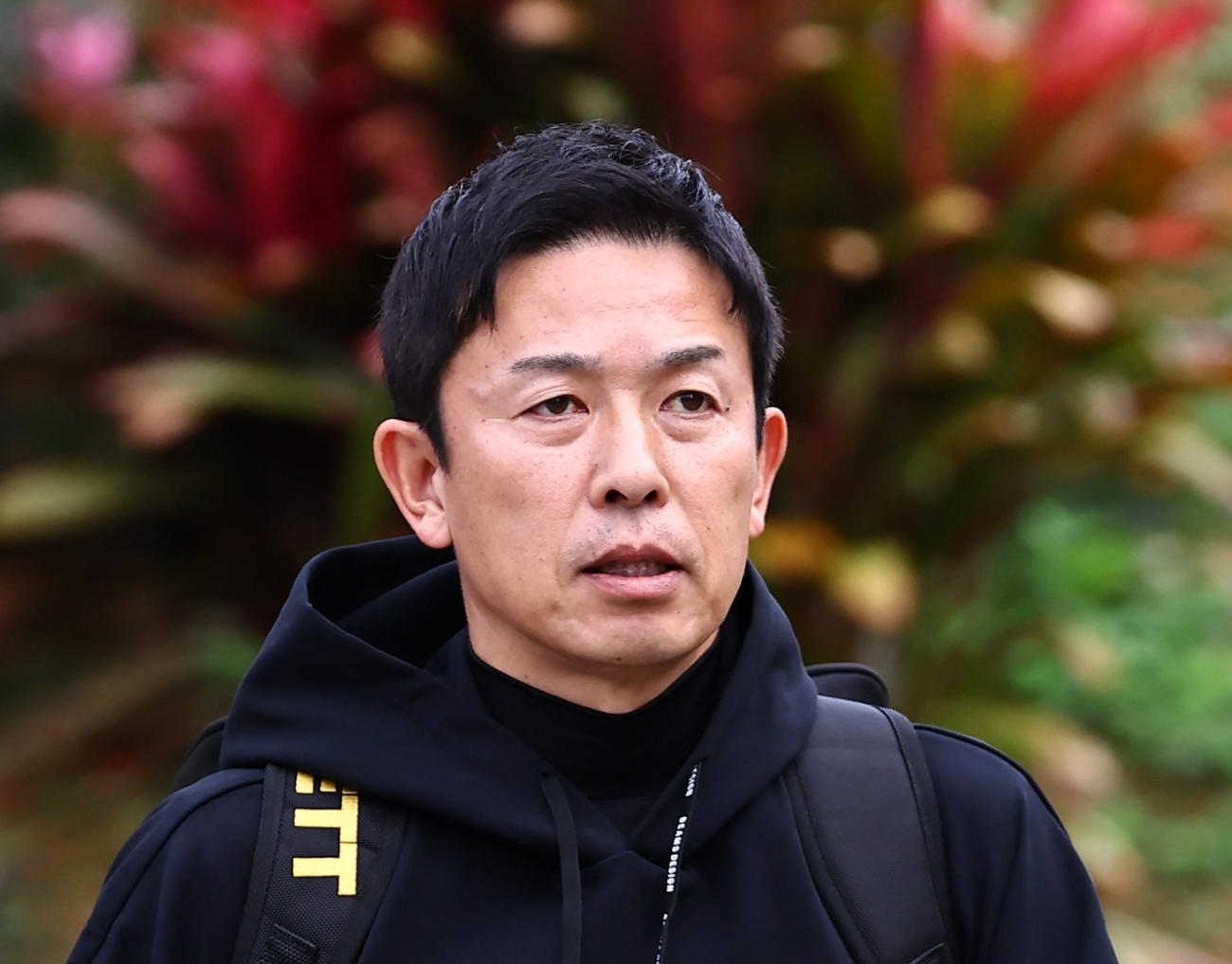 球場入りする赤星氏（撮影・上田博志）