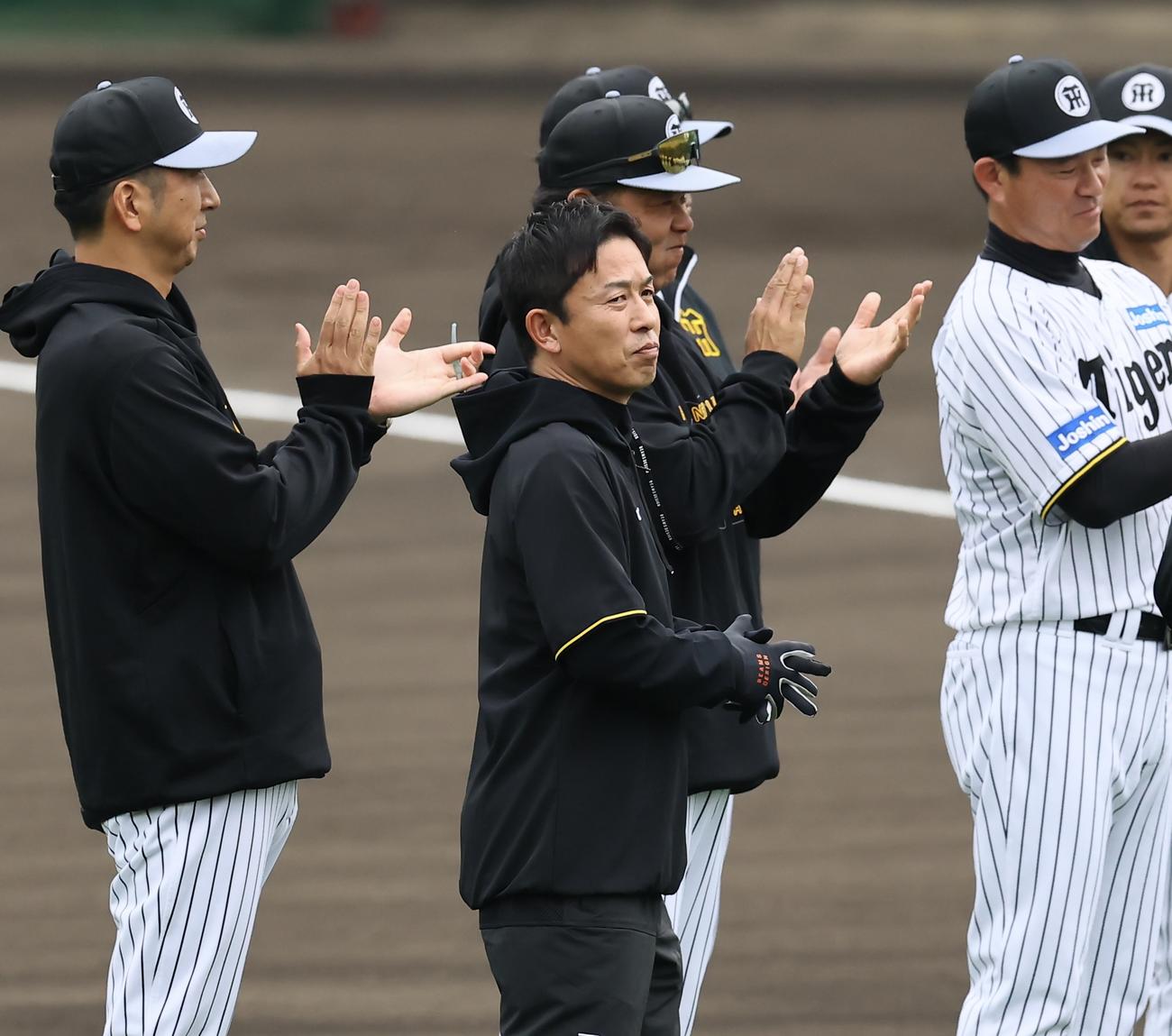円陣であいさつする赤星憲広臨時コーチ（中央）（撮影・藤尾明華）