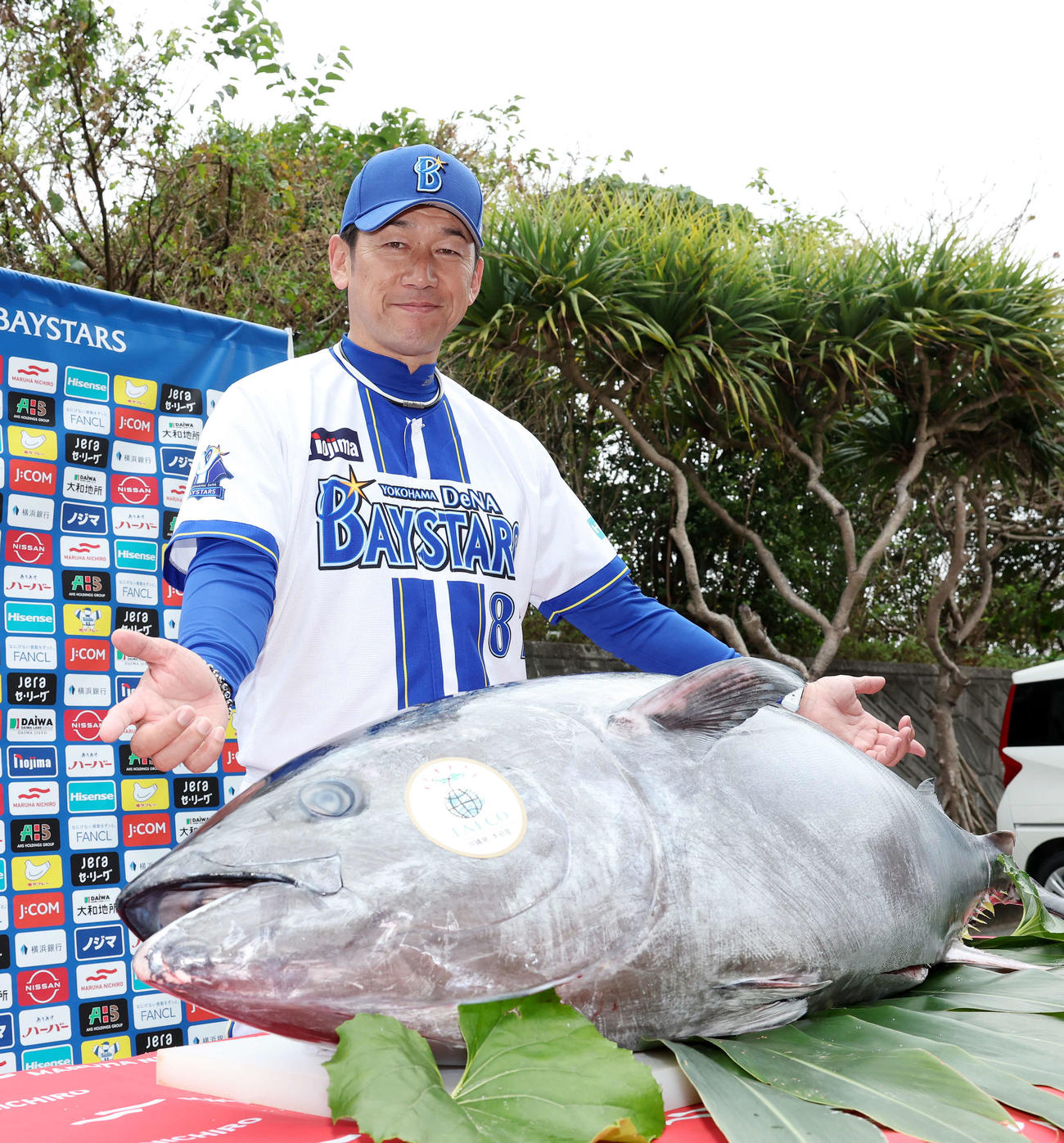 養殖クロマグロを贈呈されたDeNA三浦監督（撮影・鈴木正人）