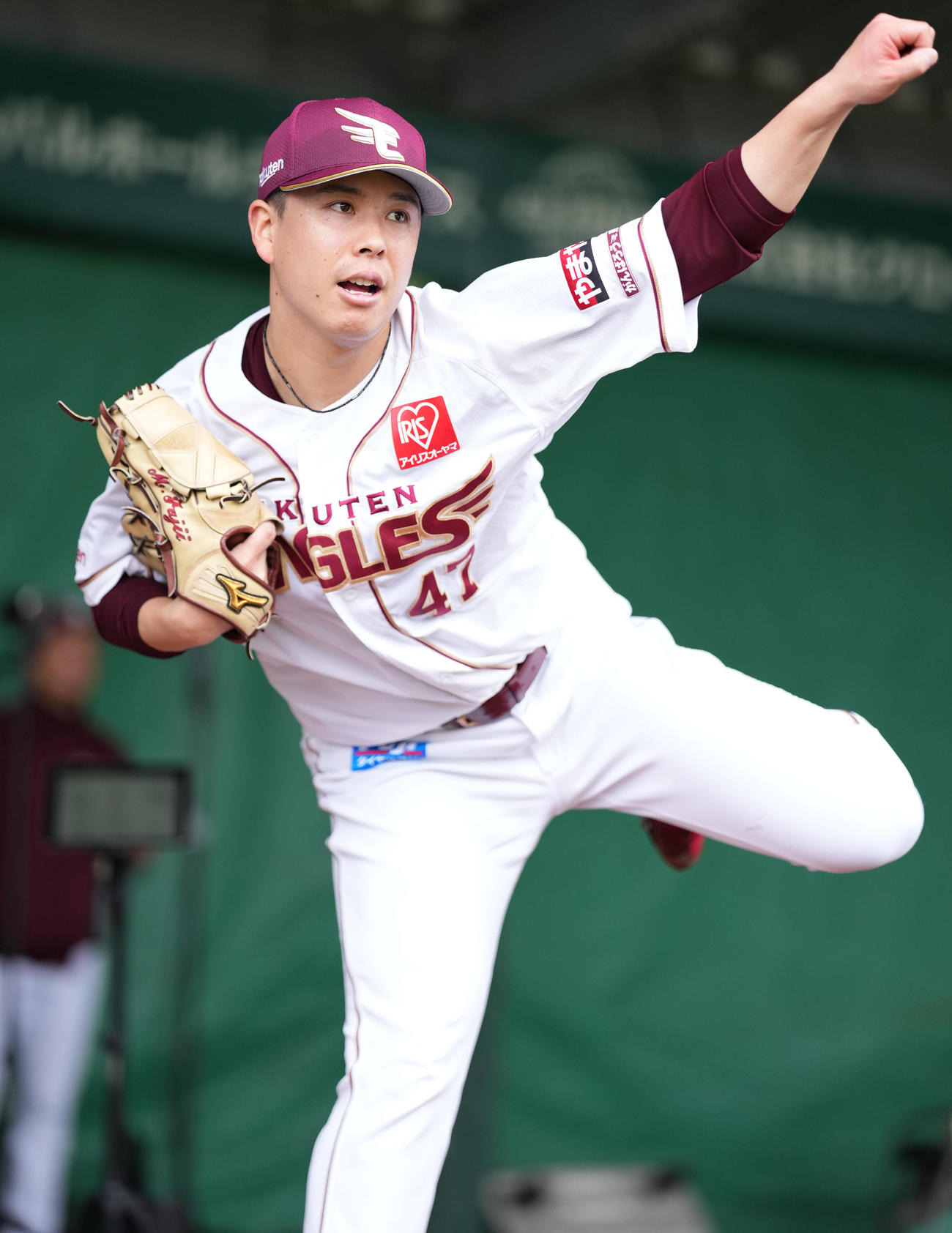ブルペンで投球する楽天藤井（撮影・鈴木みどり）