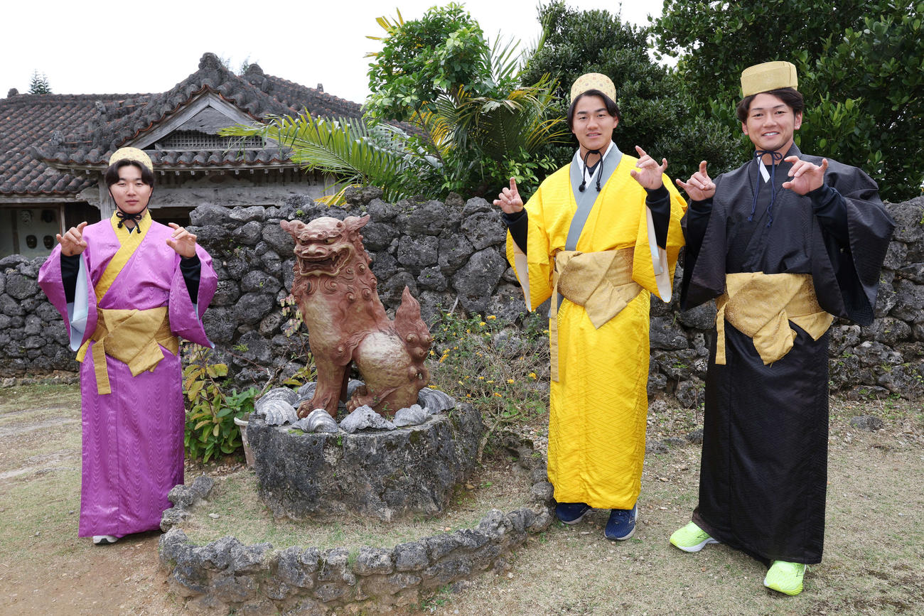 休日に石垣やいま村を訪れ琉装体験しポーズをとる、左からロッテ宮崎、西川、立松（撮影・宮地輝）