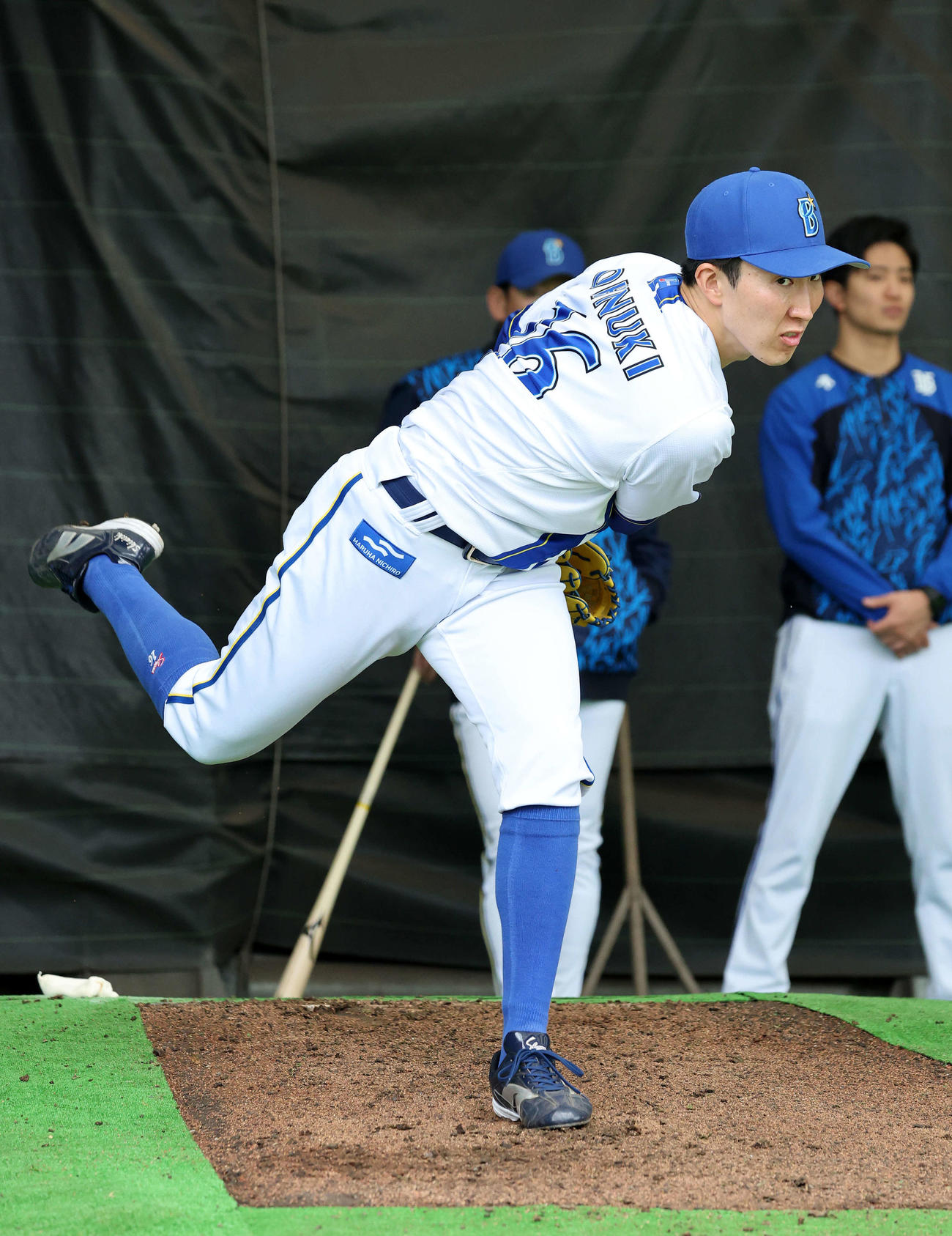 ブルペンで投球練習するDeNA大貫（撮影・鈴木正人）