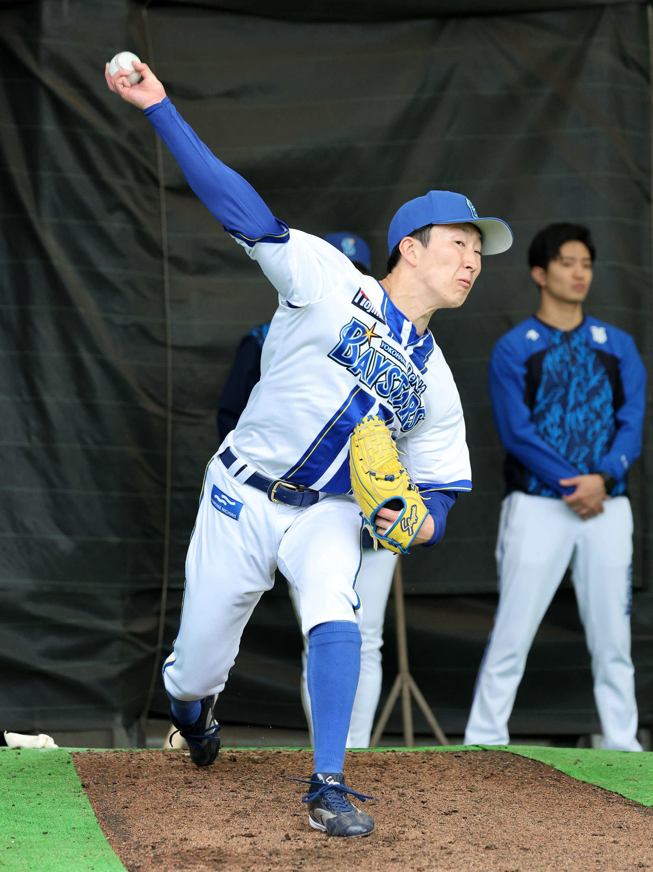 ブルペンで投球練習するDeNA大貫（撮影・鈴木正人）