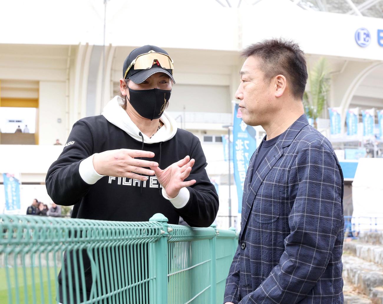 日本ハムのキャンプ地を訪れたオリックス中嶋SA（右）と話す新庄監督（撮影・黒川智章）