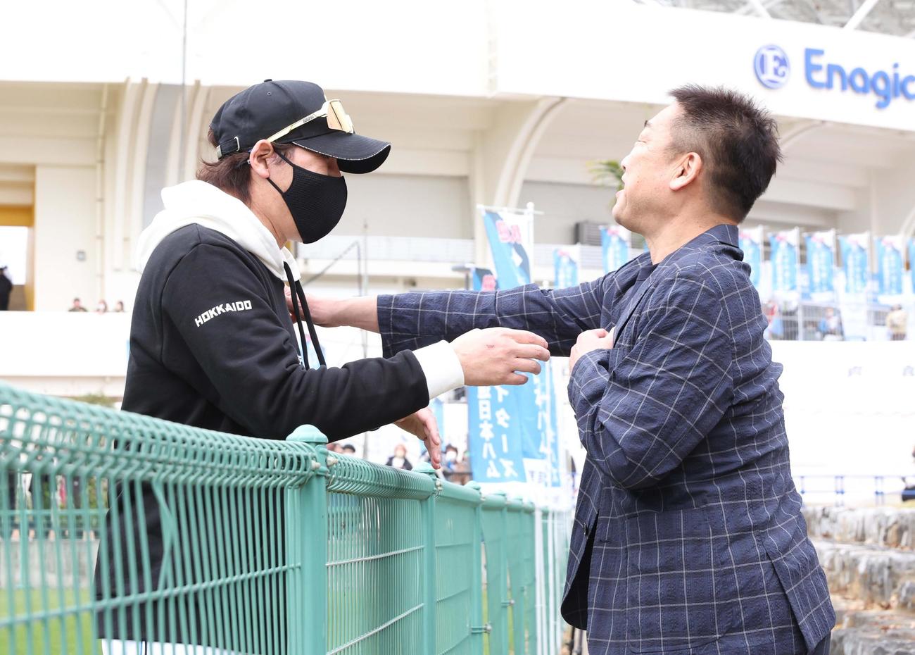 日本ハムのキャンプ地を訪れたオリックス中嶋SA（右）と話す新庄監督（撮影・黒川智章）
