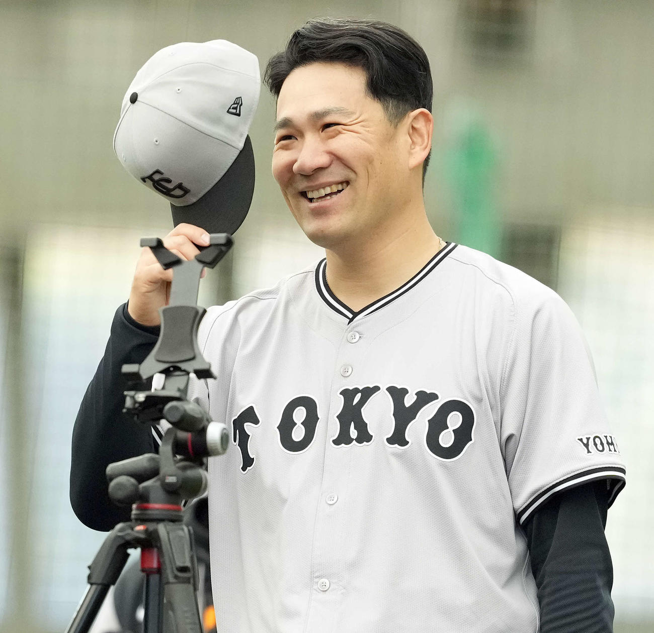 ブルペンで投球練習を行い笑顔を見せる巨人田中将（撮影・たえ見朱実）