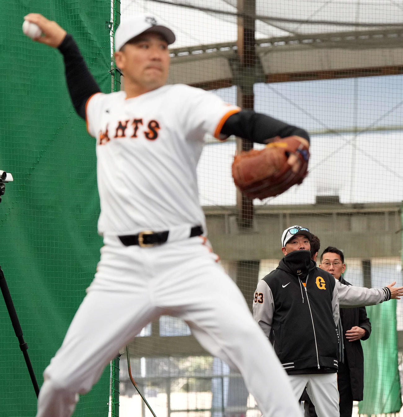 田中将大の投球練習を見る巨人阿部監督（2025年2月4日撮影）