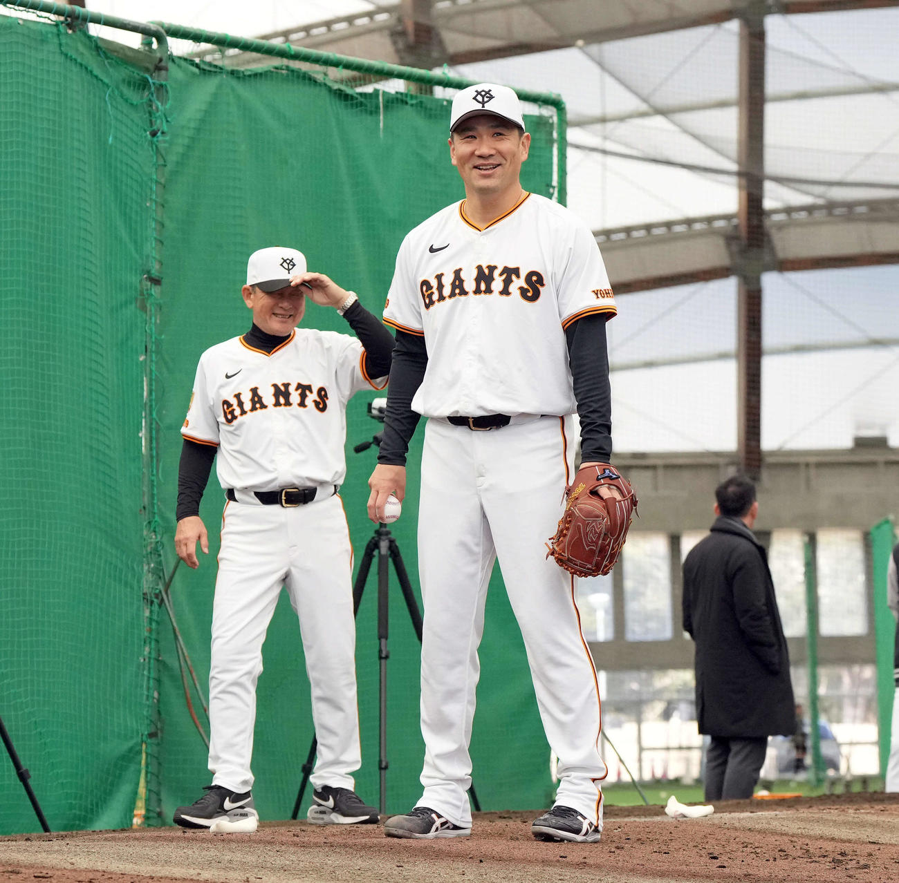 ブルペンに久保コーチとともに姿を見せた巨人田中将大（2025年2月4日撮影）