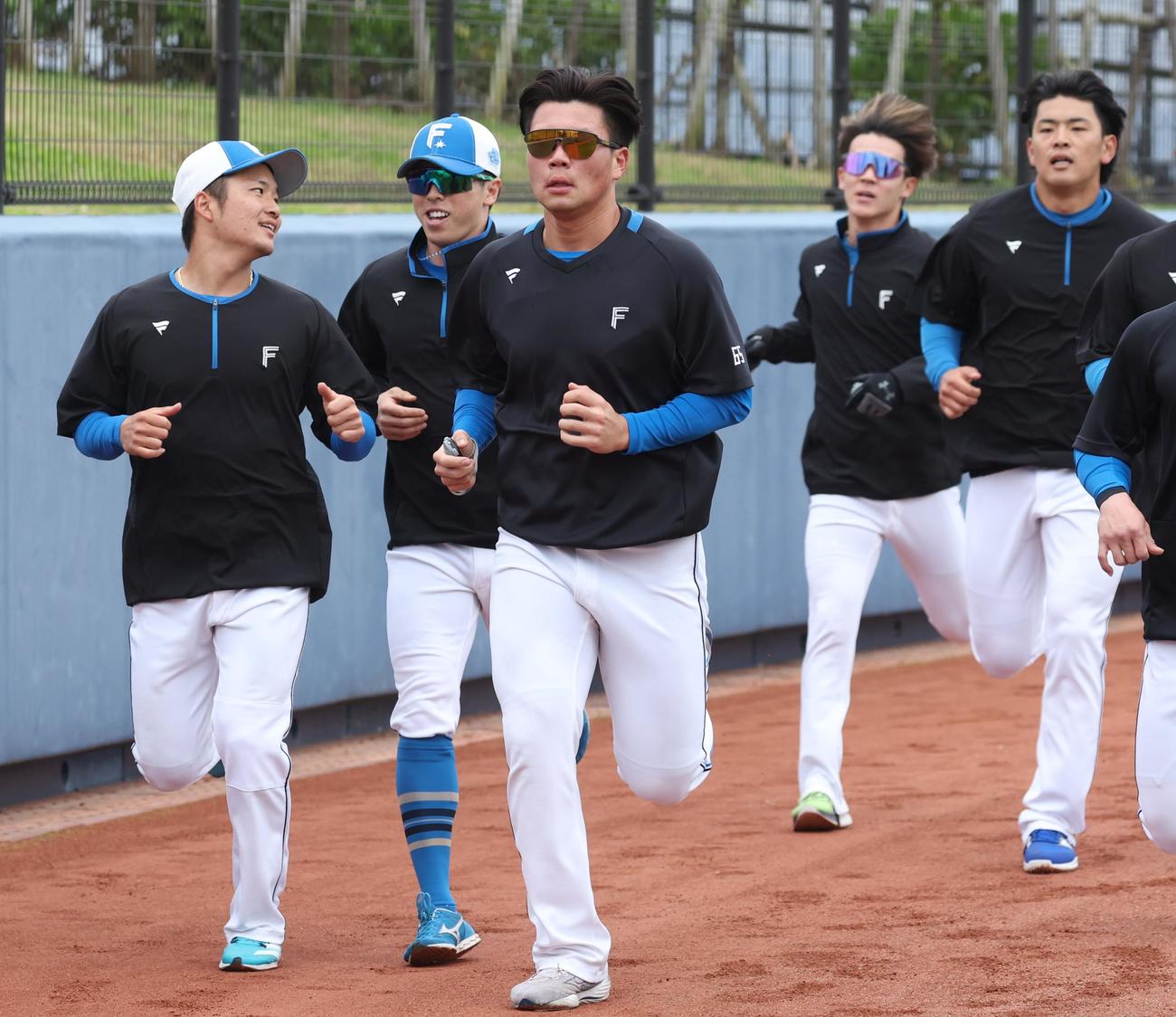1軍に合流しランニングする日本ハム明瀬（左から3人目）（撮影・黒川智章）