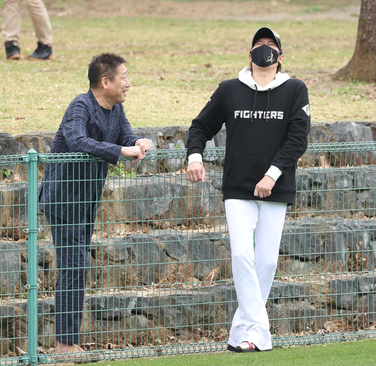 日本ハムのキャンプ地を訪れたオリックス中嶋SA（左）と話す新庄監督（撮影・黒川智章）