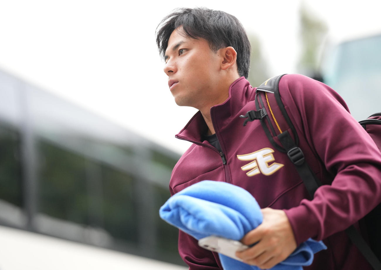 球場入りする楽天宗山（撮影・鈴木みどり）