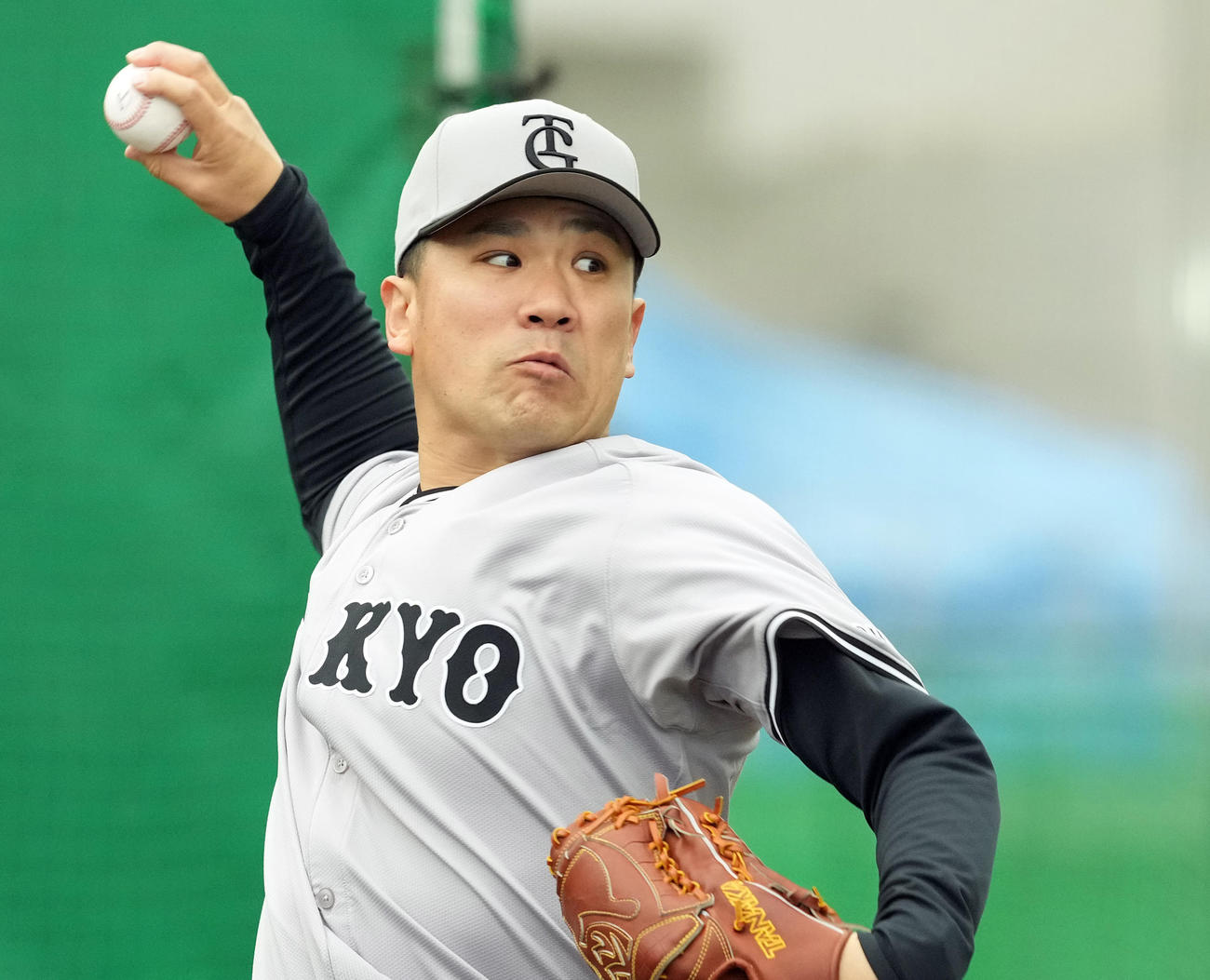 ブルペンで投球練習を行った巨人田中将（撮影・たえ見朱実）