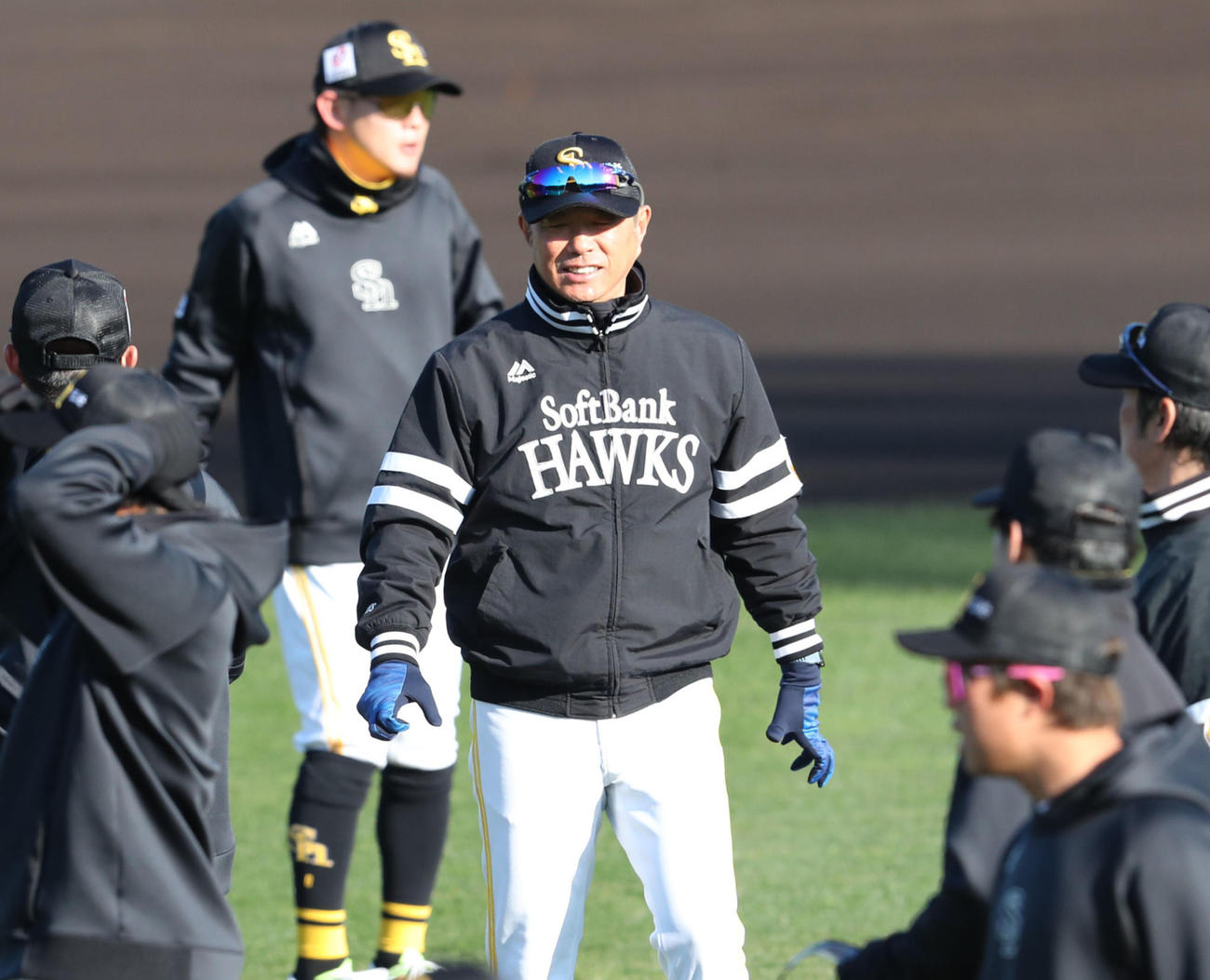選手に声をかけながらグラウンドを歩く小久保監督（撮影・梅根麻紀）