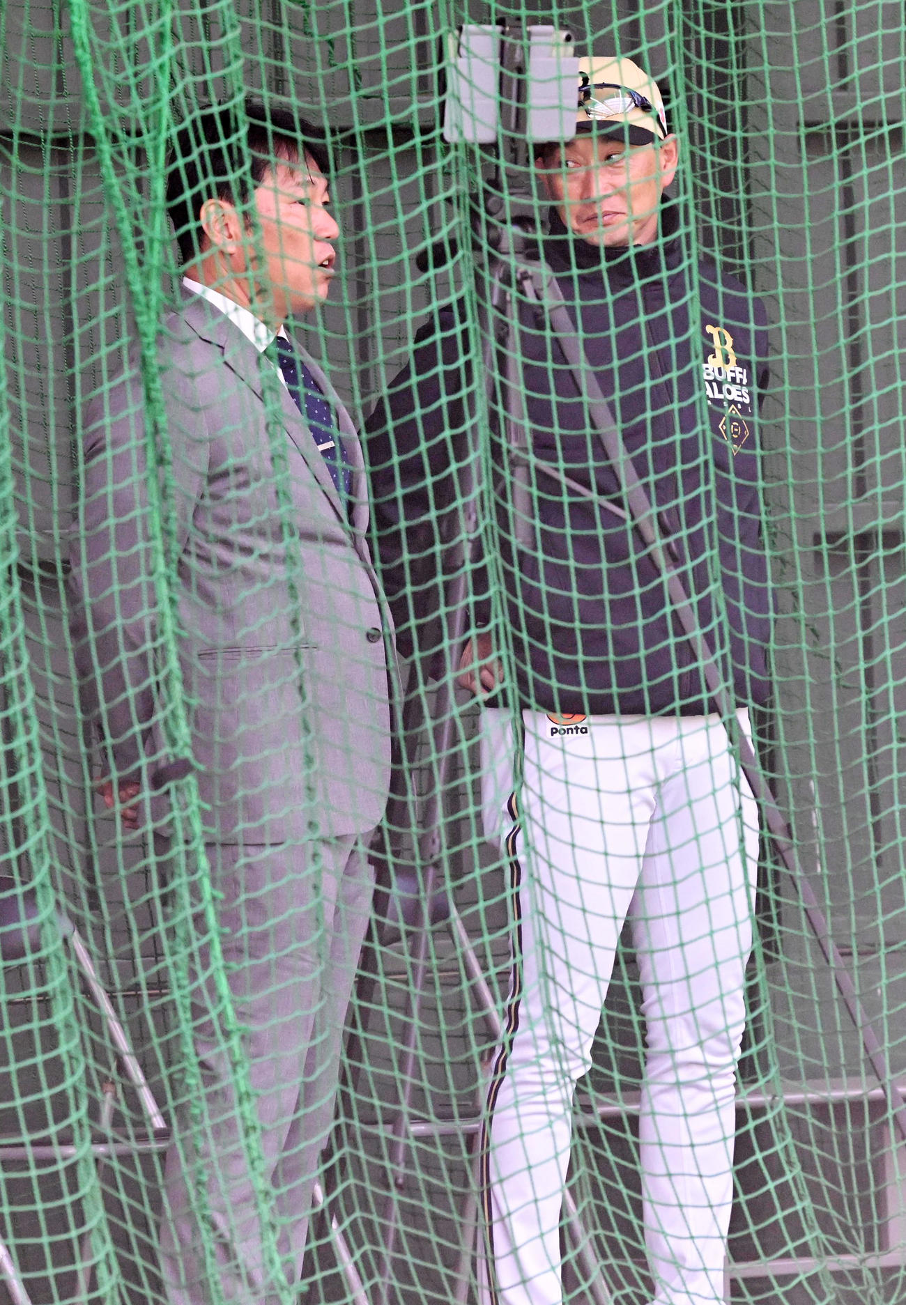 オリックスキャンプを視察に訪れ岸田監督（右）と話す侍ジャパン井端監督（撮影・前岡正明）
