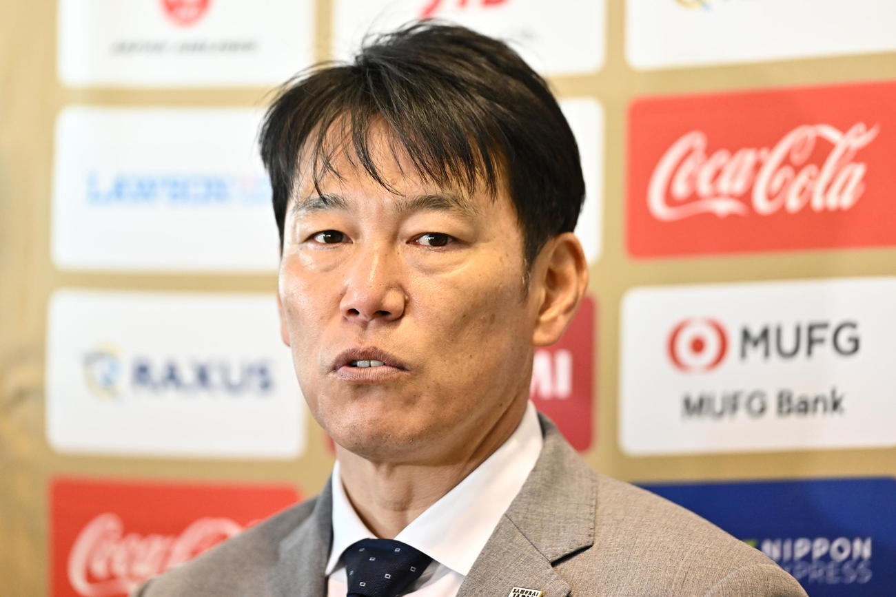 視察を終え取材に応じる侍ジャパン井端監督（撮影・滝沢徹郎）