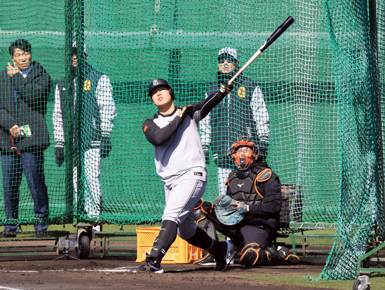 キャンプ5日目、フリー打撃で打球を見つめる巨人岡本（撮影・浅見桂子）