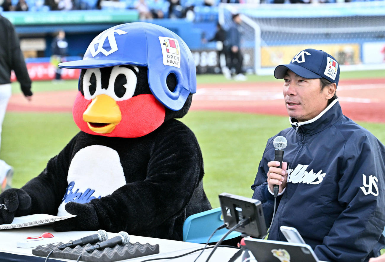 つば九郎（左）と高津監督（2024年撮影）