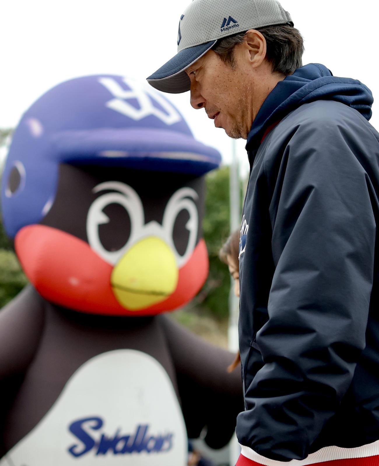 つば九郎の巨大バルーンを横目に移動するヤクルト高津監督（撮影・河田真司）