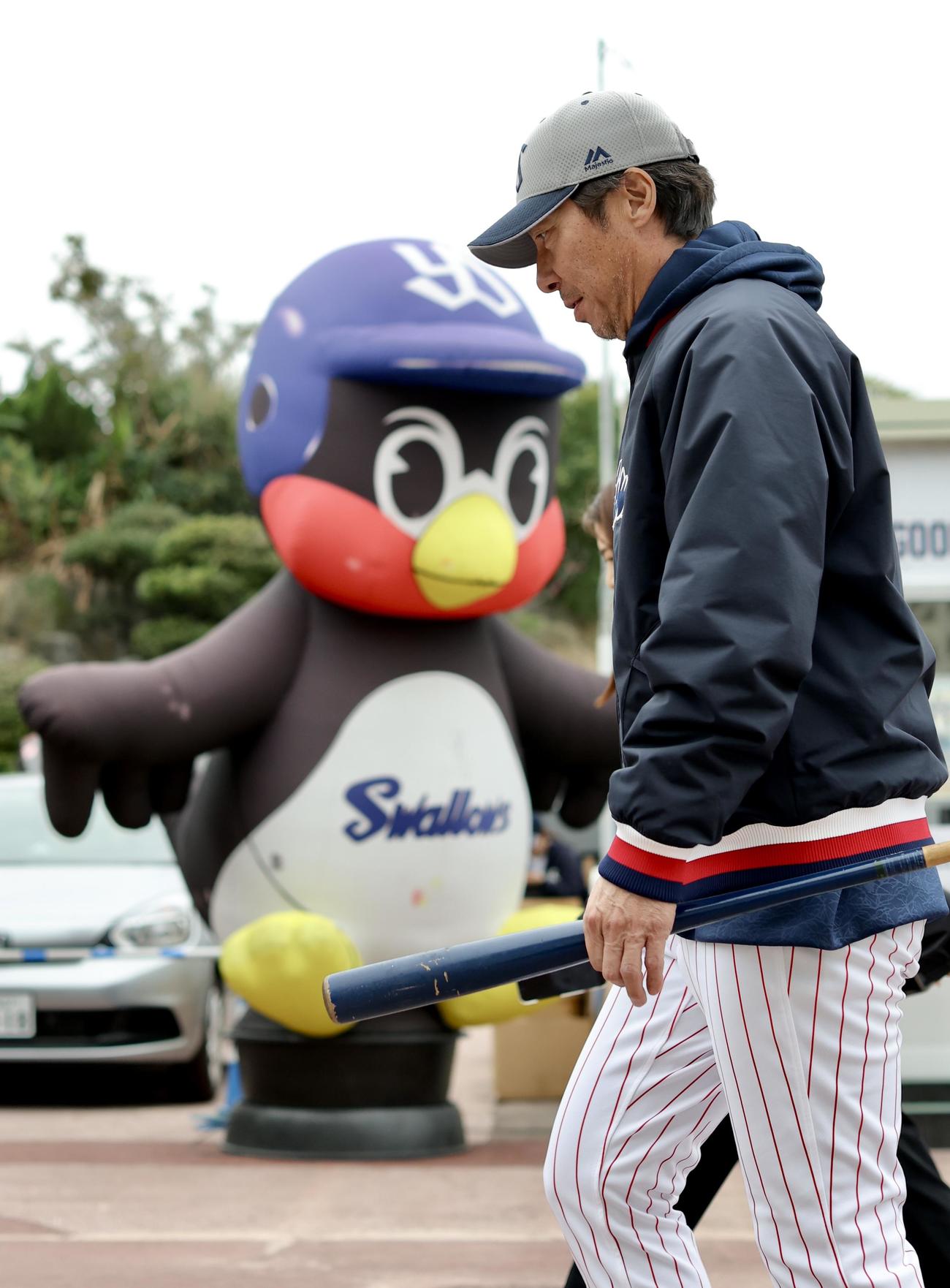 つば九郎の巨大バルーンを横目に移動するヤクルト高津監督（撮影・河田真司）