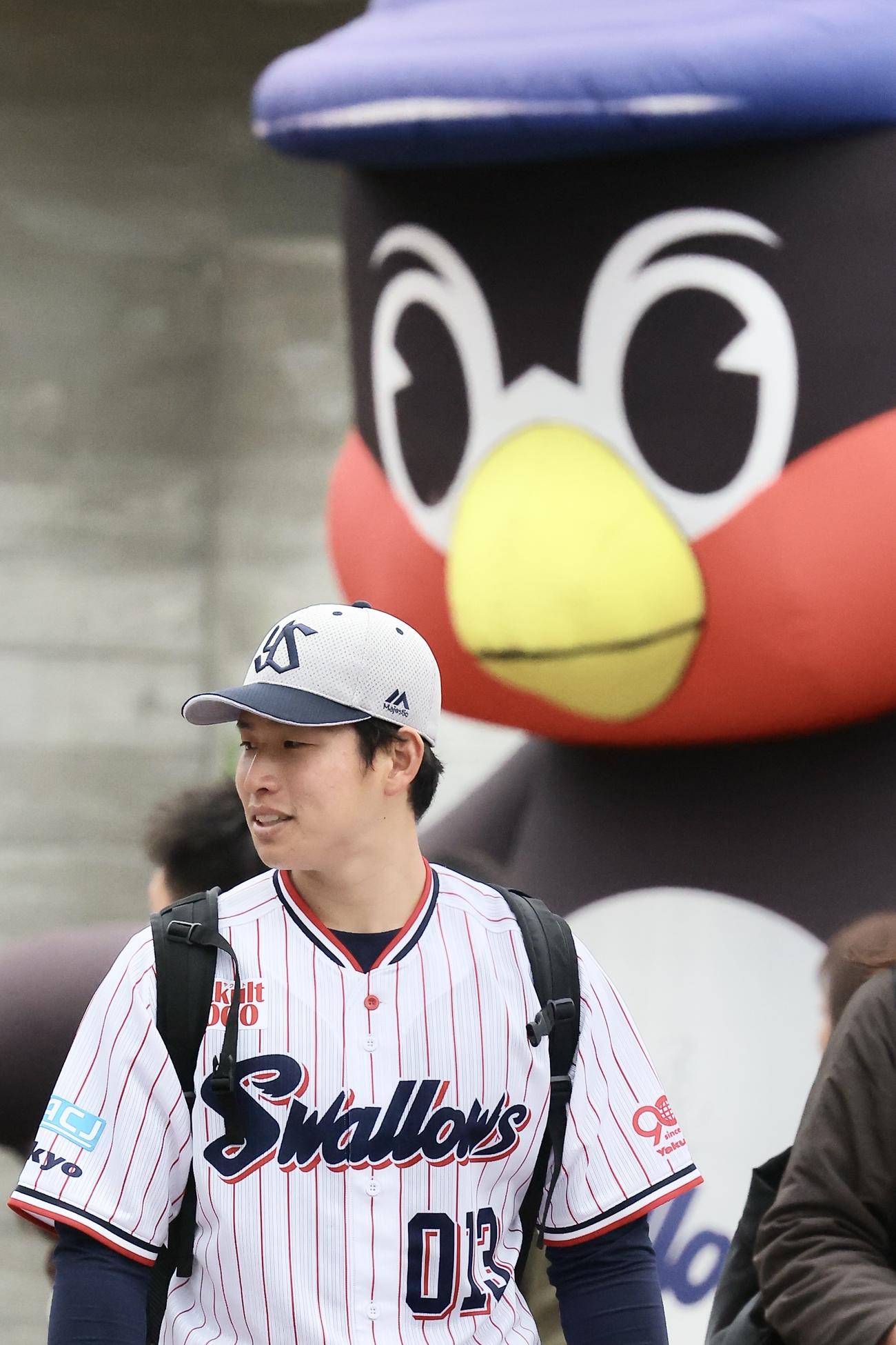 つば九郎の巨大バルーンを背に移動する下川（撮影・河田真司）