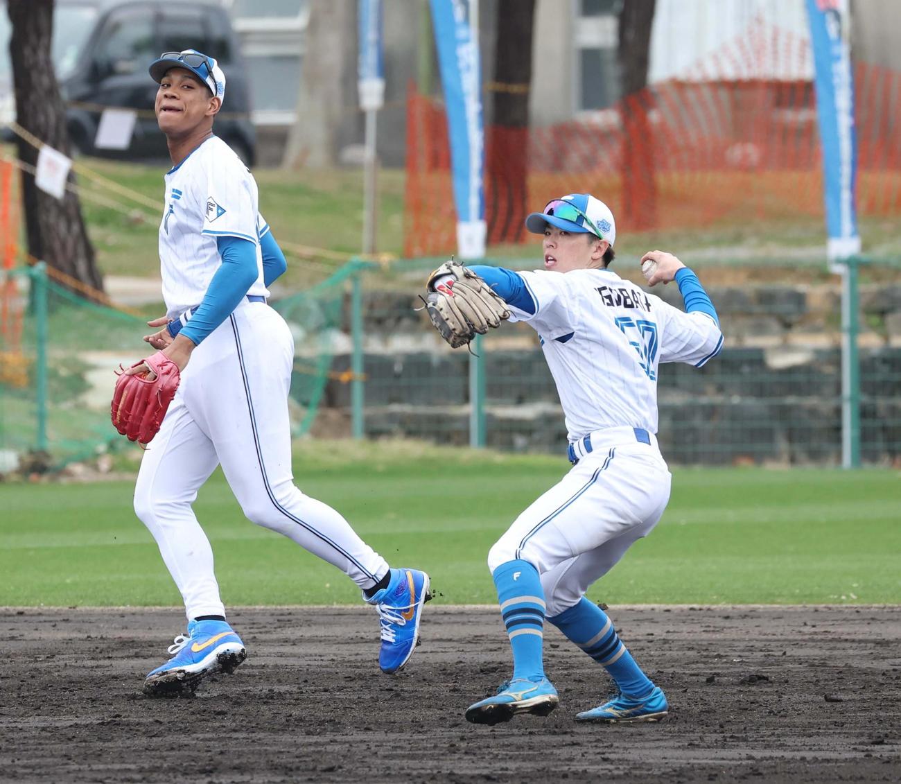 外野守備で万波（左）からトスをうけ送球する五十幡（撮影・黒川智章）