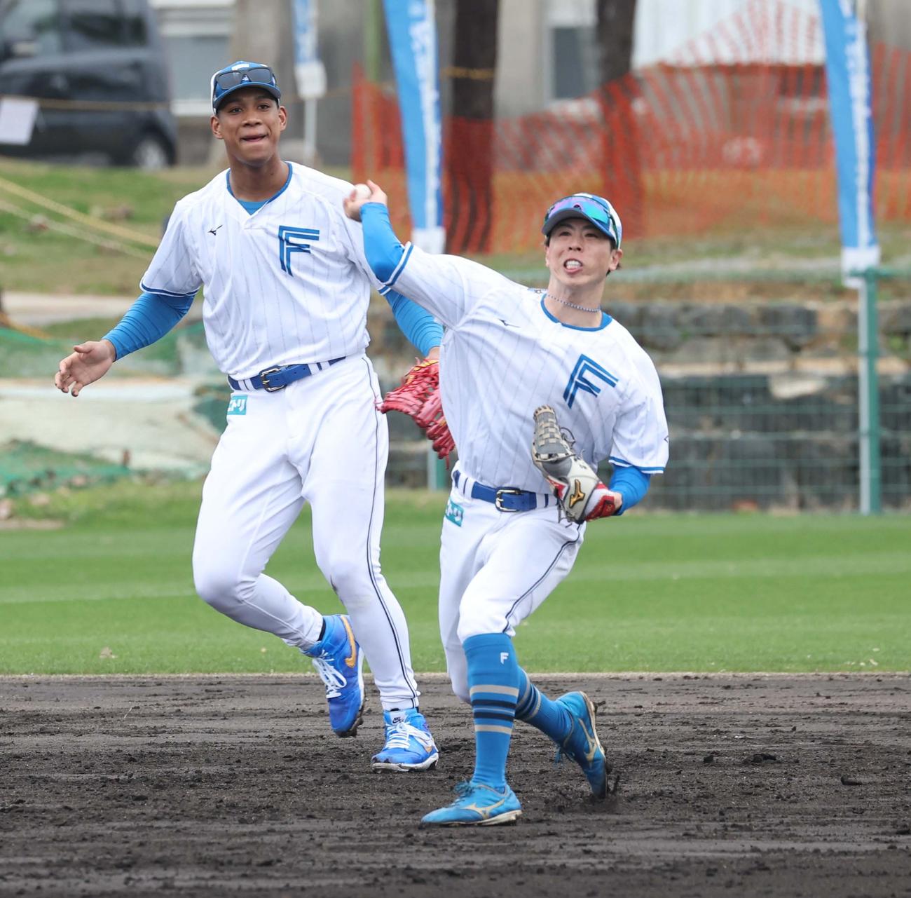 外野守備で万波（左）からトスをうけ送球する五十幡（撮影・黒川智章）