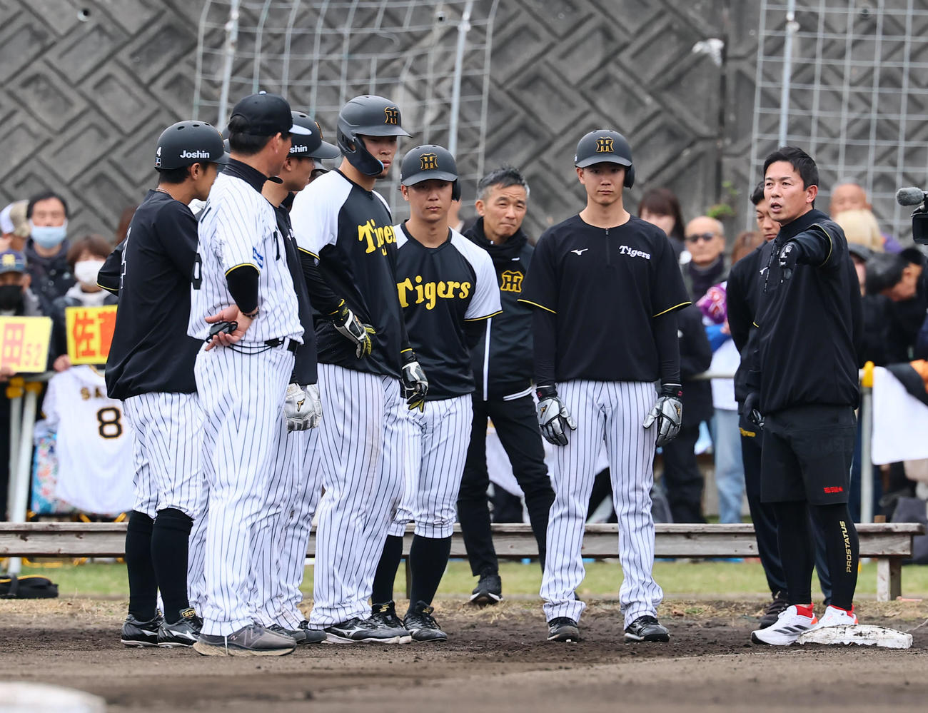 走塁指導をする赤星臨時コーチ（右から2人目）（撮影・藤尾明華）