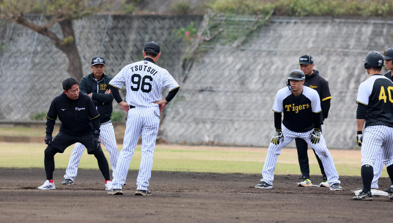 走塁練習でお手本を見せる赤星氏臨時コーチ。右は佐藤輝（撮影・加藤哉）