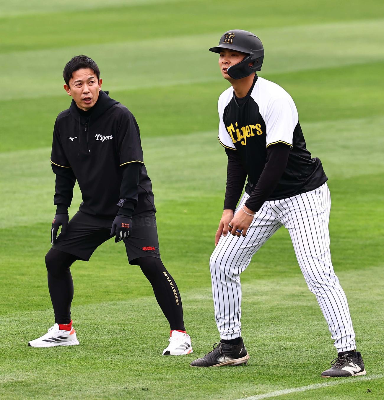 赤星氏（左）に走塁の指導を受ける井上（撮影・上田博志）