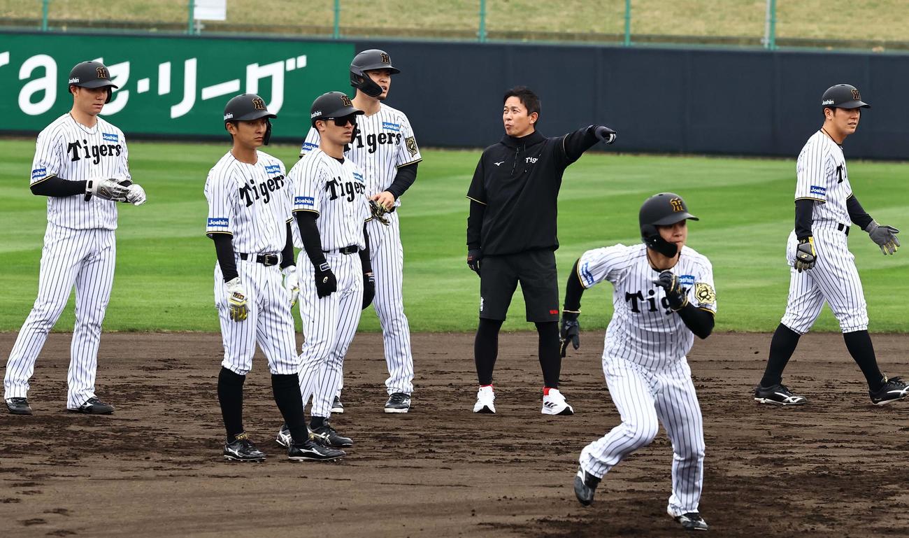赤星氏（右から3人目）はナインに走塁の指導をする（撮影・上田博志）