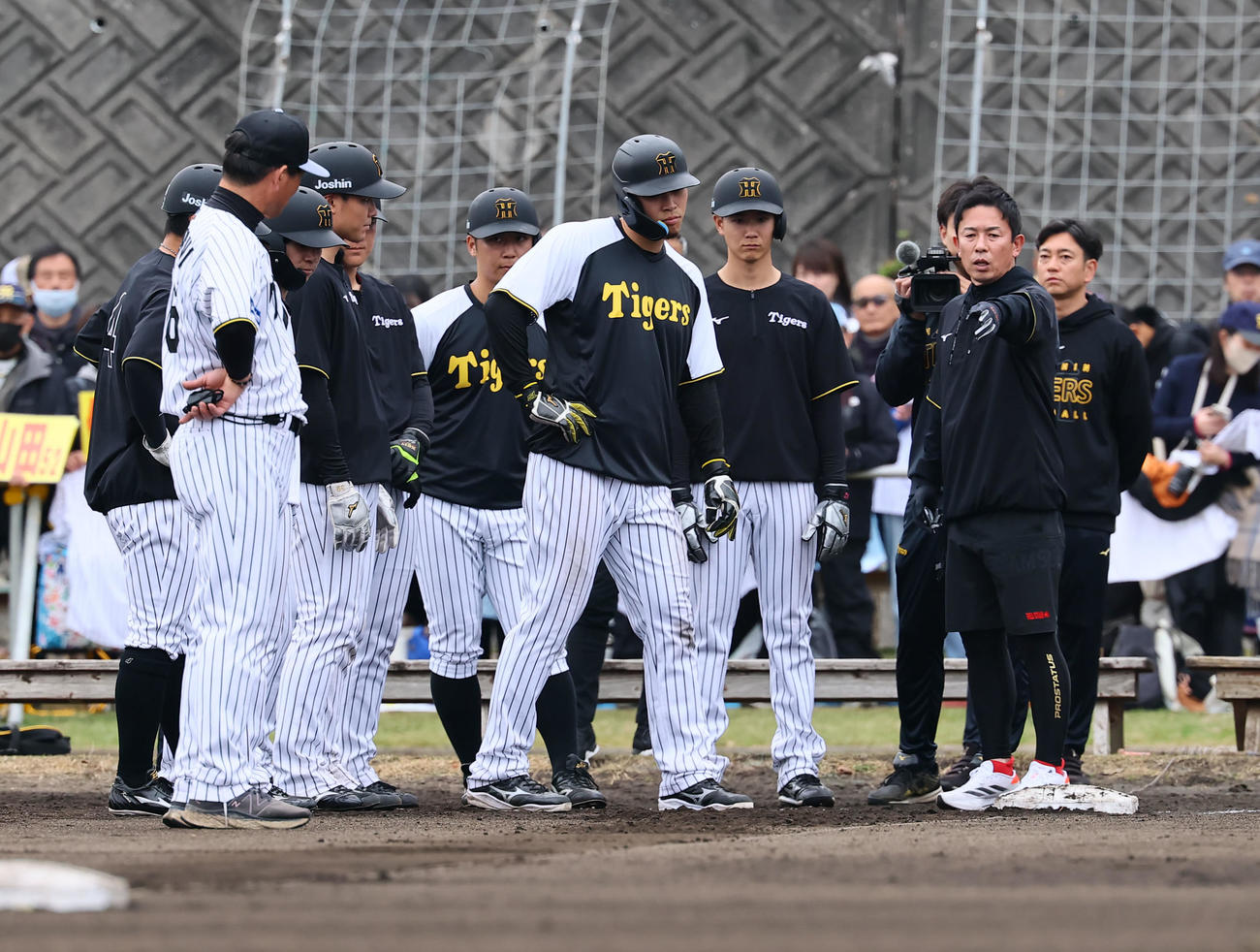 走塁指導をする赤星憲広臨時コーチ（右から2人目）（撮影・藤尾明華）