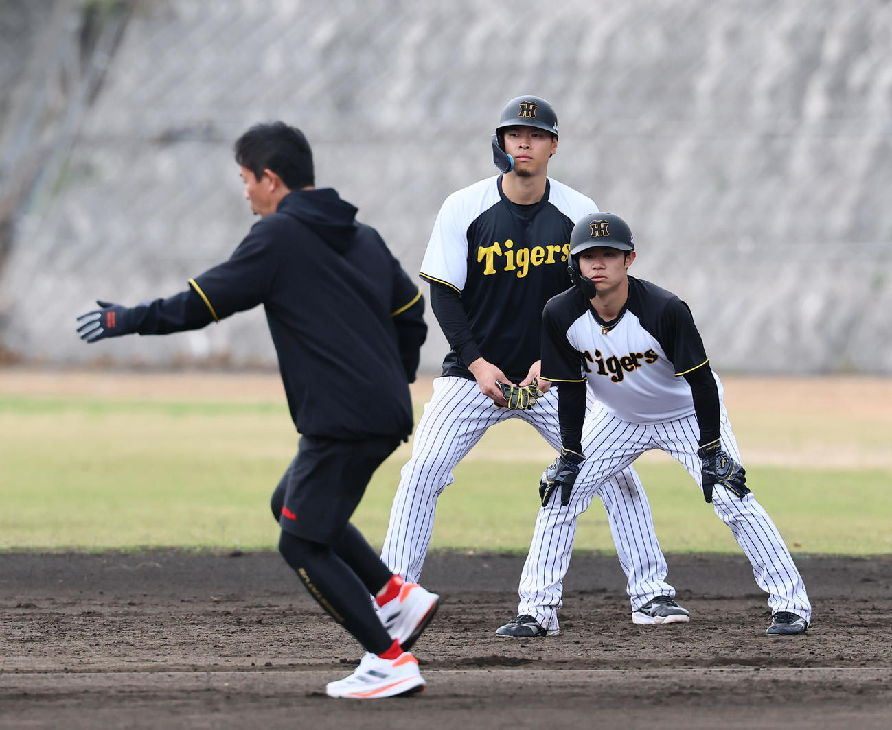 赤星憲広臨時コーチ（左）に走塁指導を受ける中野（右）、佐藤輝（撮影・藤尾明華）
