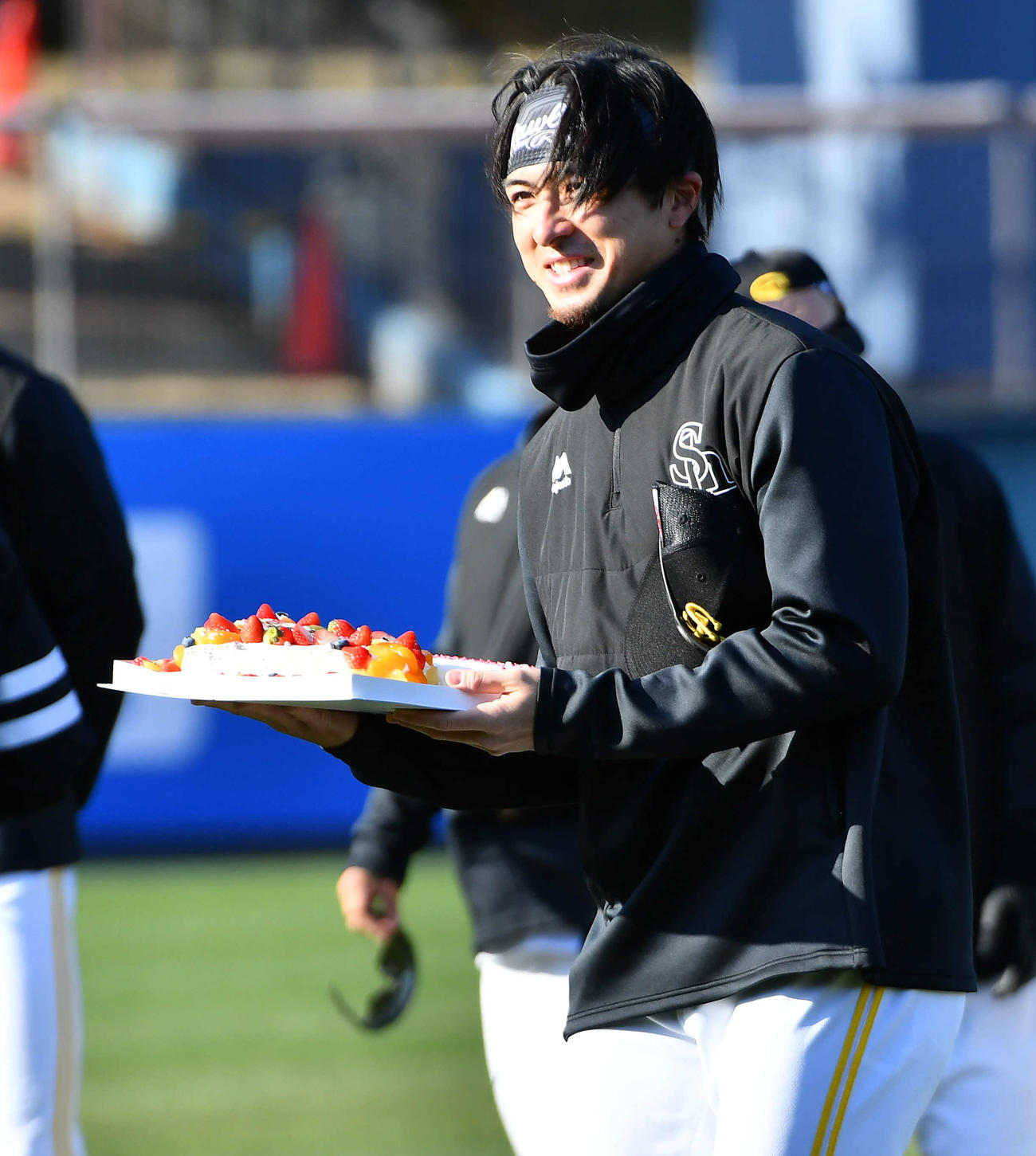 31歳の誕生日を迎え、ケーキを贈られて笑顔を見せるソフトバンク上沢（撮影・岩下翔太）