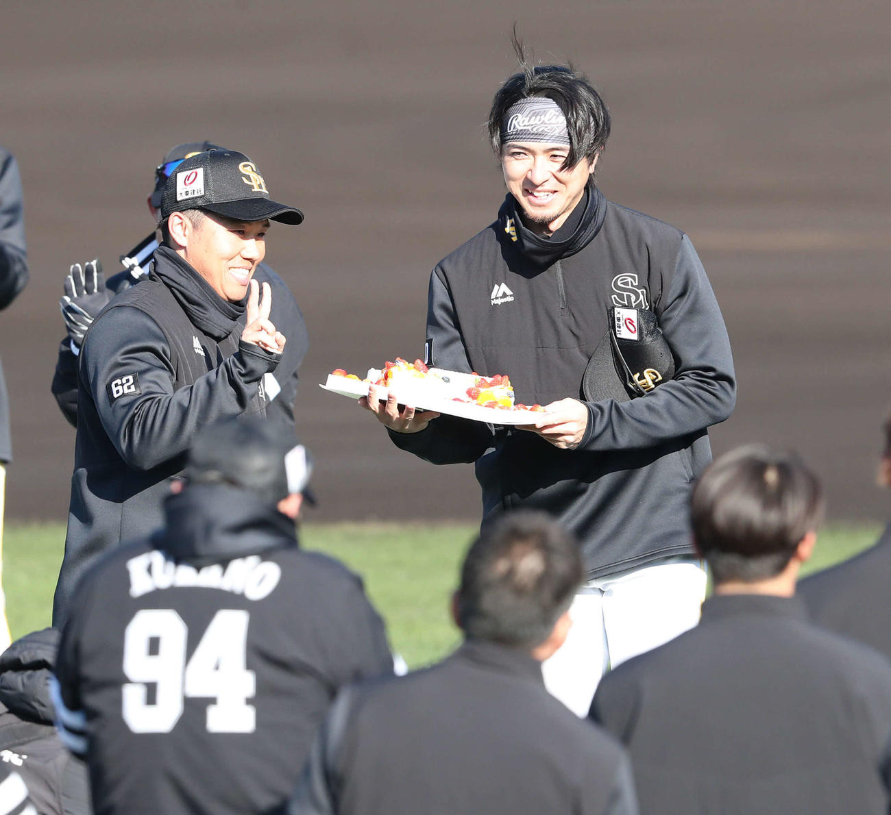 31歳の誕生日を迎えたソフトバンク上沢（右）は、海野からケーキを手渡され笑顔を見せる（撮影・梅根麻紀）