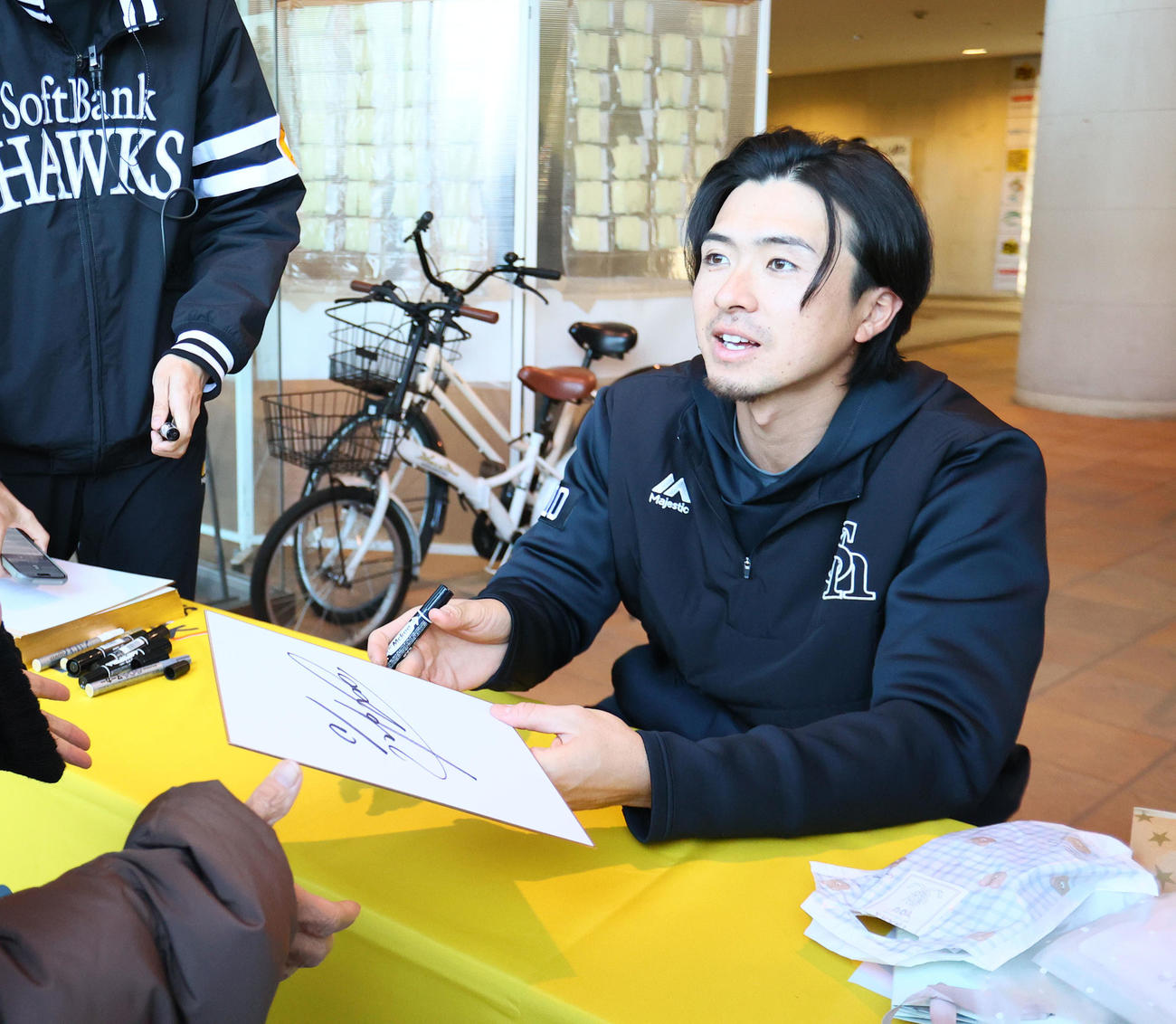 練習終わりにファンサービスをする上沢（撮影・梅根麻紀）