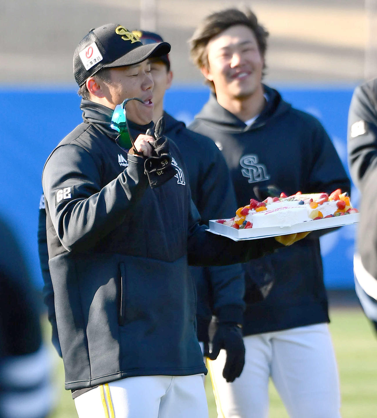 31歳の誕生日を迎えた上沢へ球団が用意したケーキを手に、ハッピーバースデートゥーユーを熱唱するソフトバンク海野（撮影・岩下翔太）