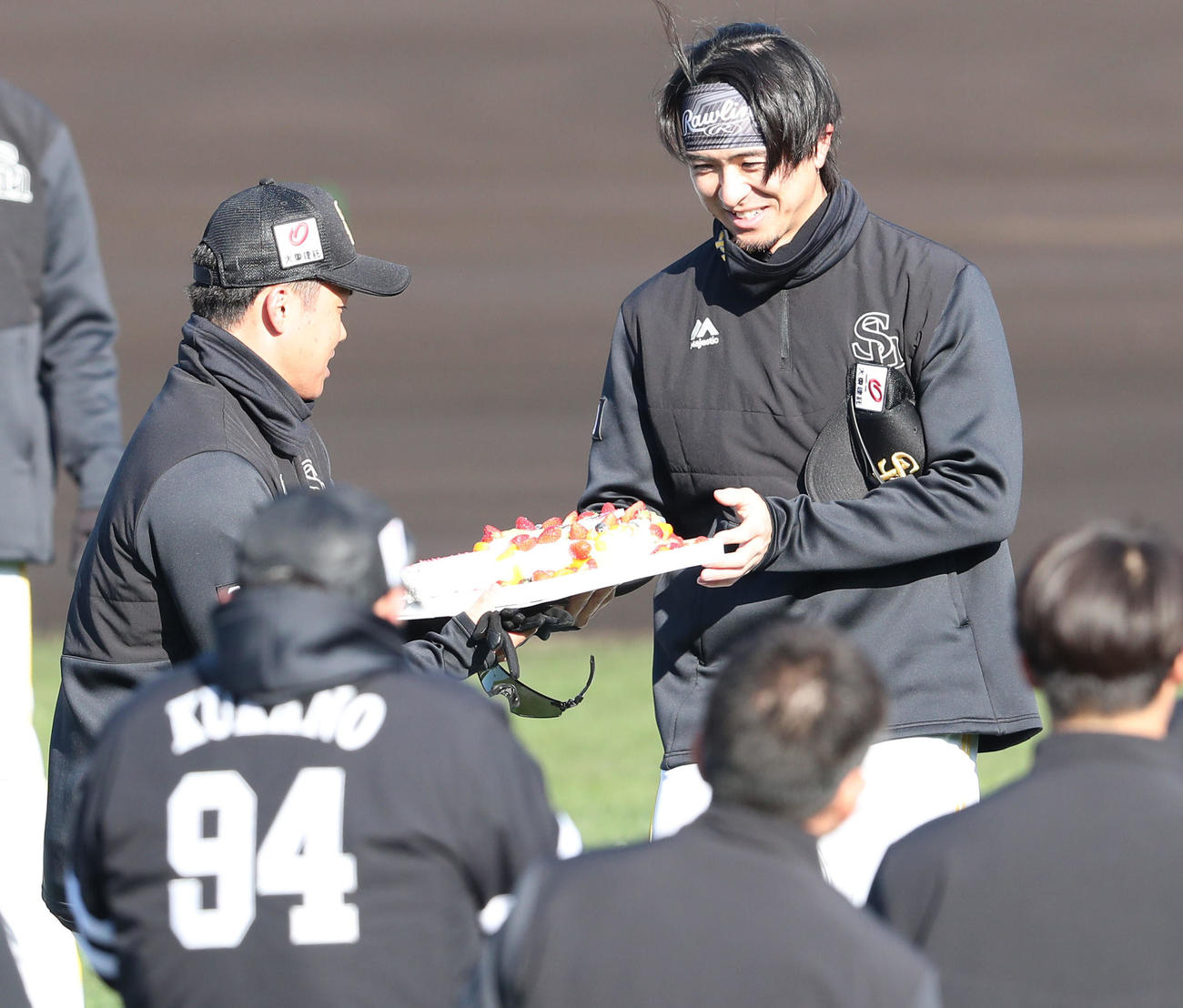 2月6日、誕生日を迎えた上沢は海野からケーキを手渡され笑顔（撮影・梅根麻紀）