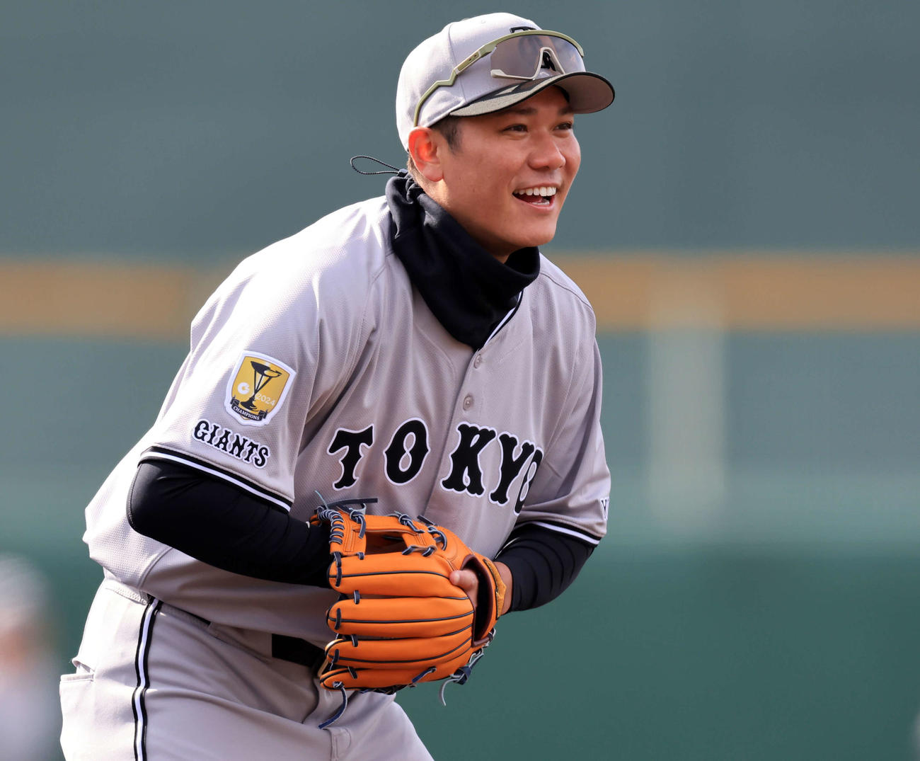 キャンプ5日目、ノック中、笑顔を見せる巨人坂本（撮影・浅見桂子）