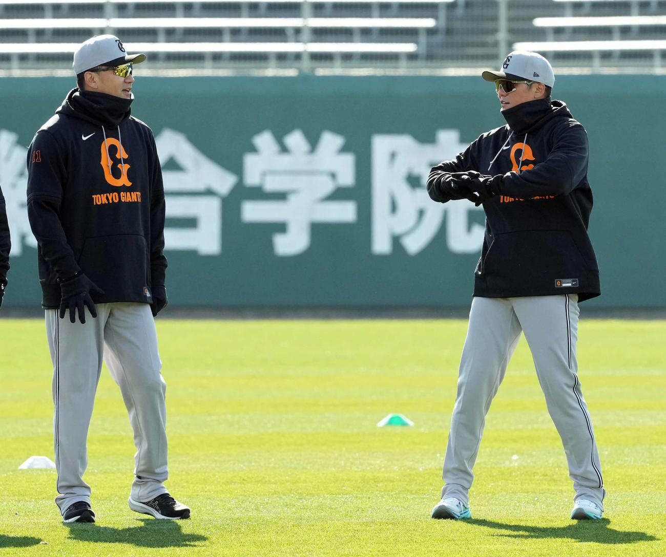 ウオームアップで田中将（左）と話をする巨人坂本（撮影・たえ見朱実）