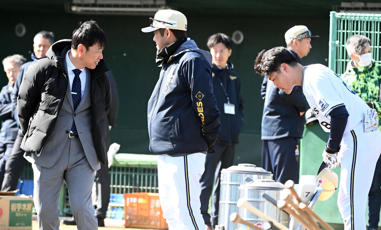 オリックスキャンプを視察に訪れた侍ジャパン井端監督（左）は麦谷からあいさつを受ける（撮影・前岡正明）